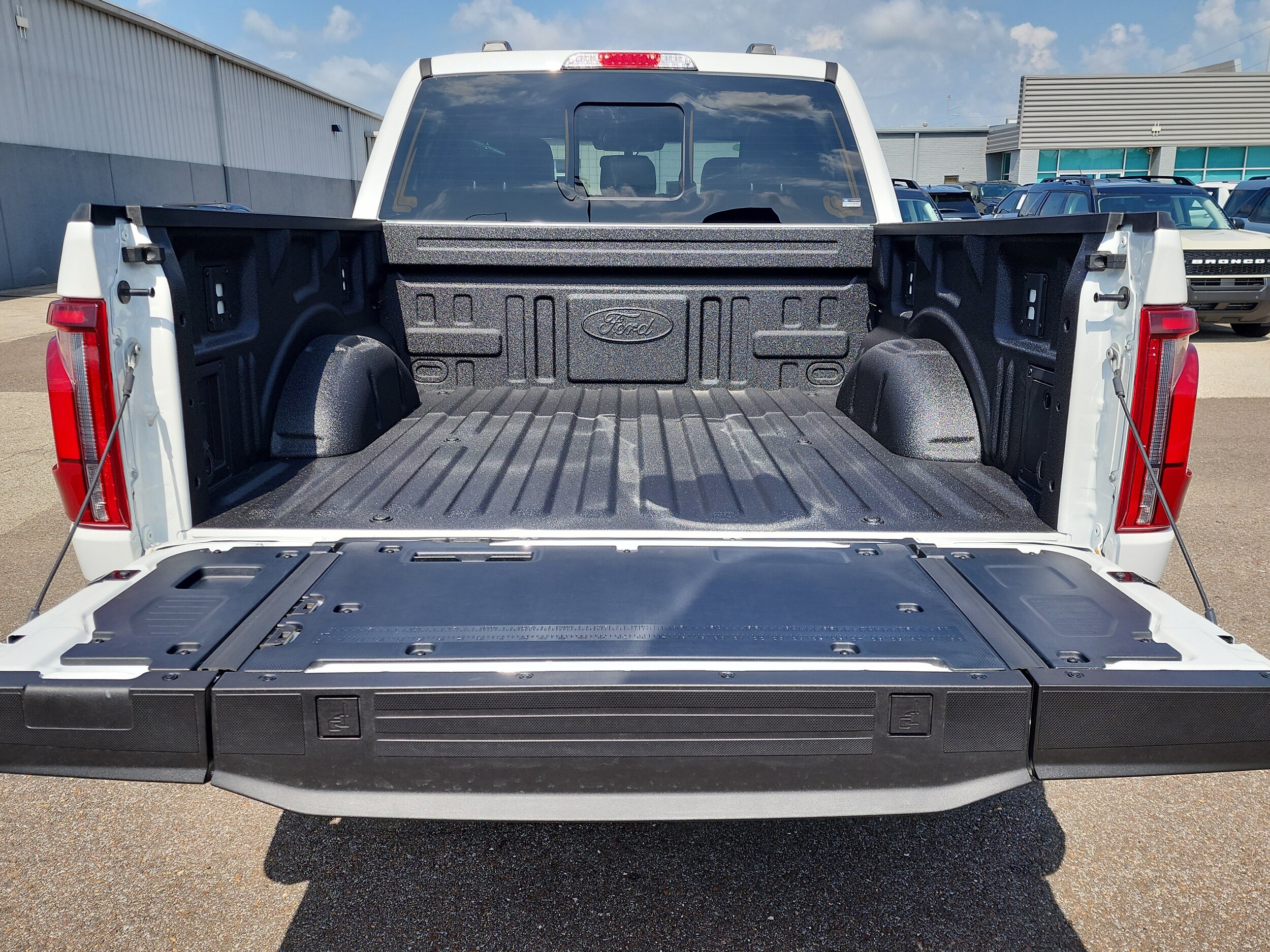 2025 Ford F-150 Lariat photo 4