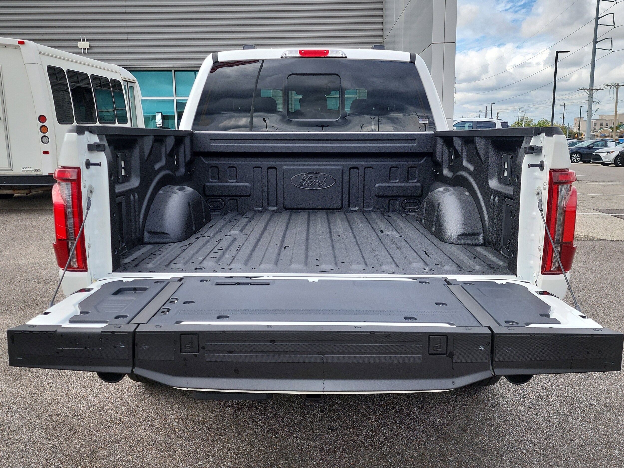 2025 Ford F-150 Lariat photo 4
