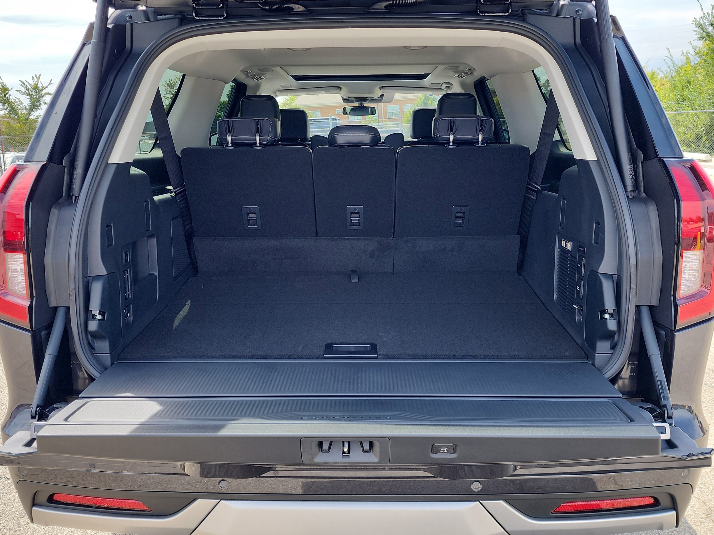 2025 Ford Expedition MAX Platinum photo 4