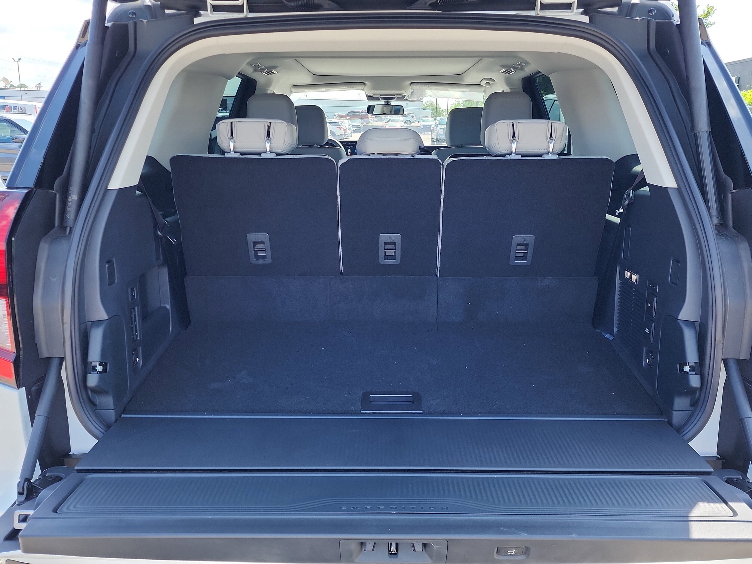 2025 Ford Expedition photo 4