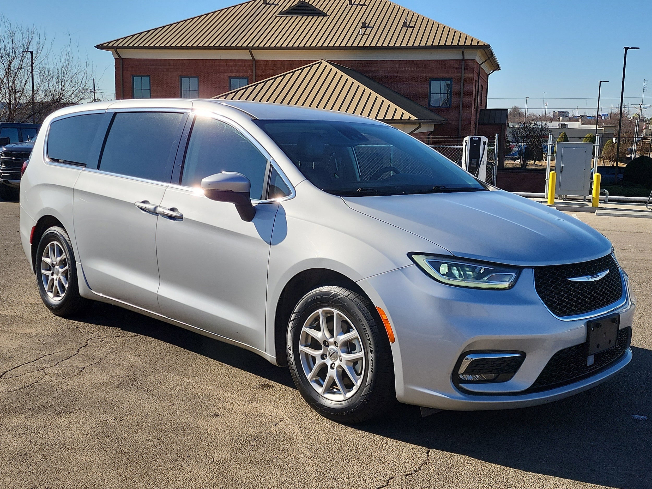 2023 Chrysler Pacifica Touring L's photo