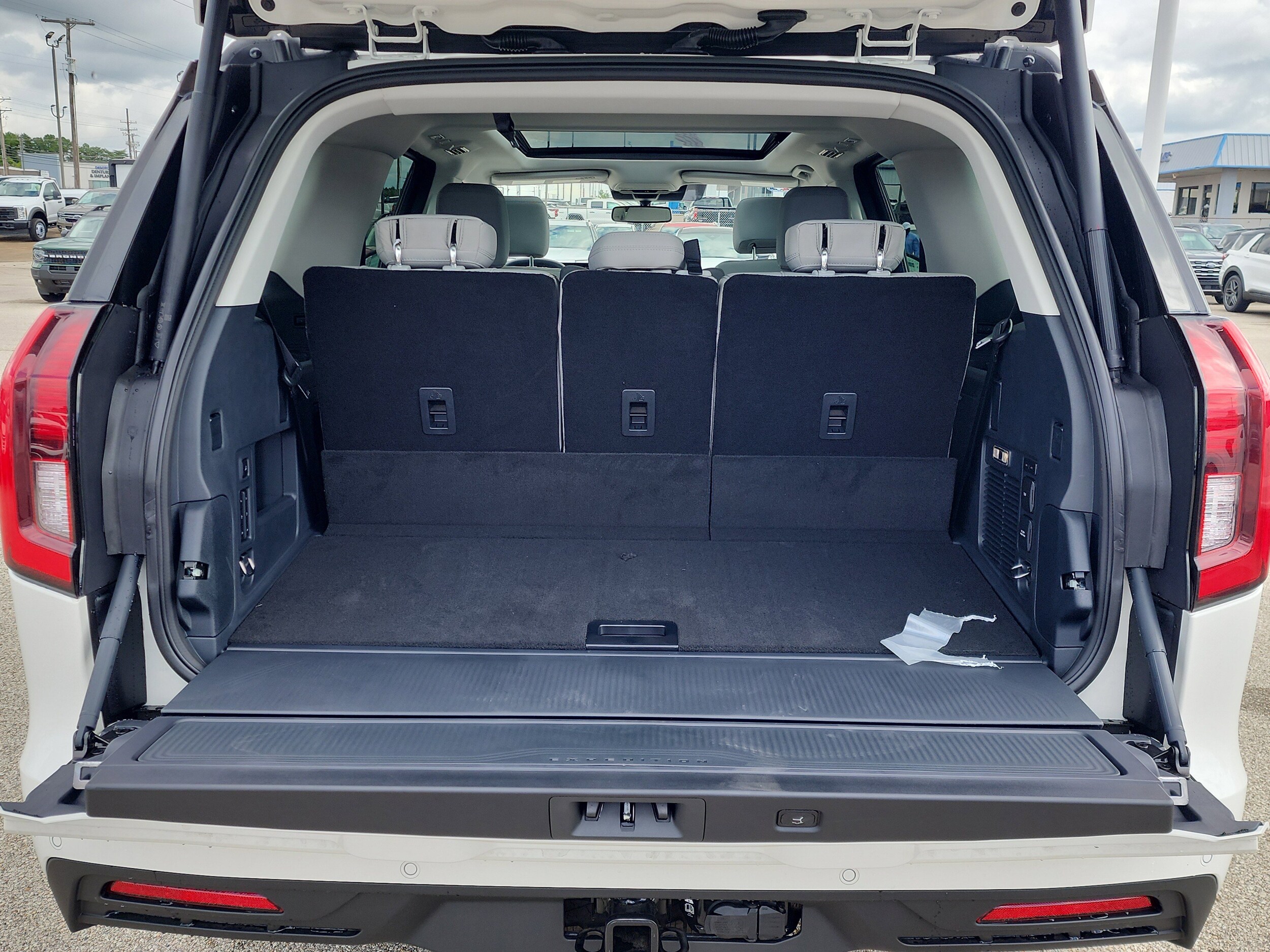 2025 Ford Expedition photo 3