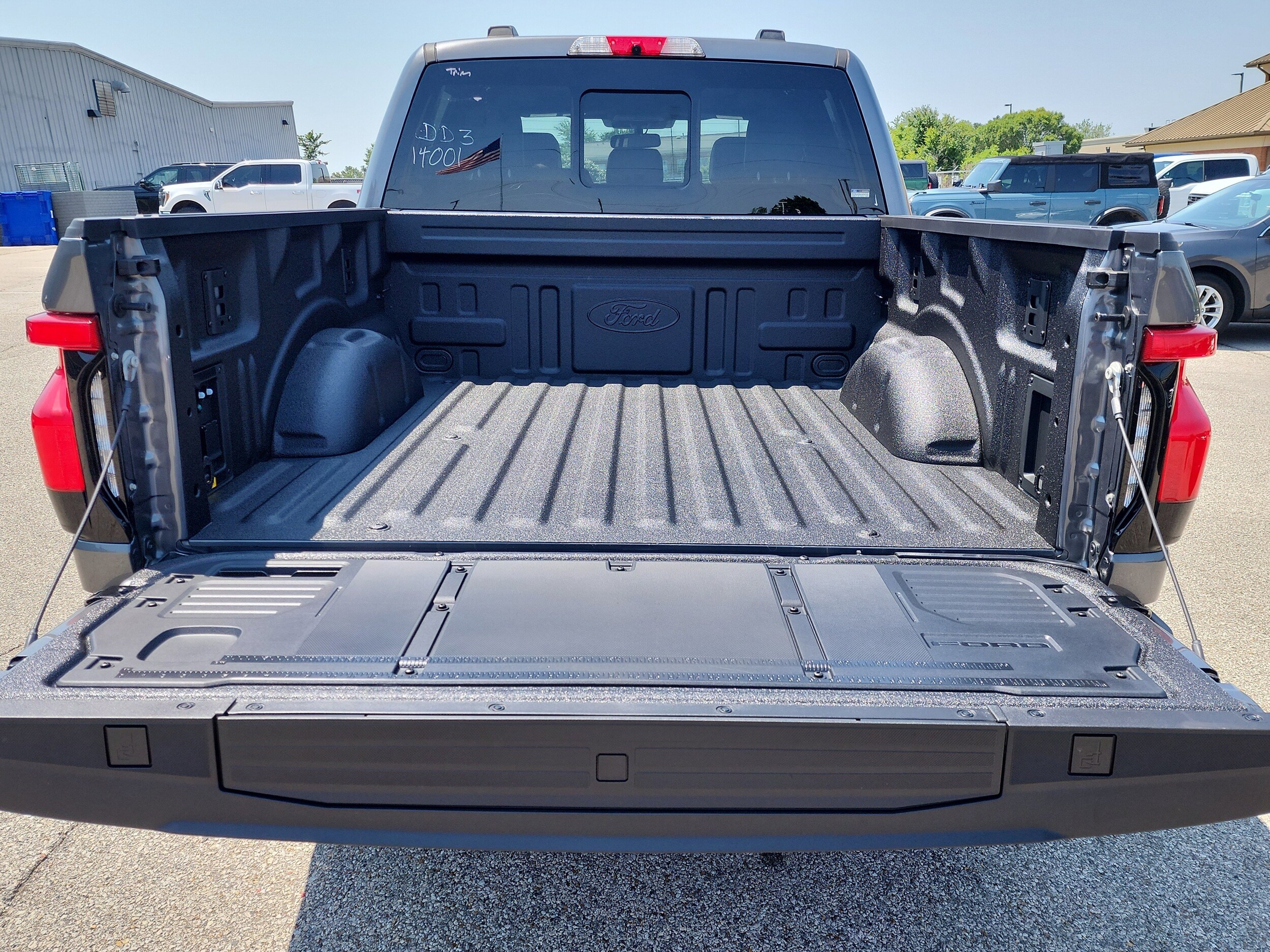 2025 Ford F-150 Lightning Lariat photo 4