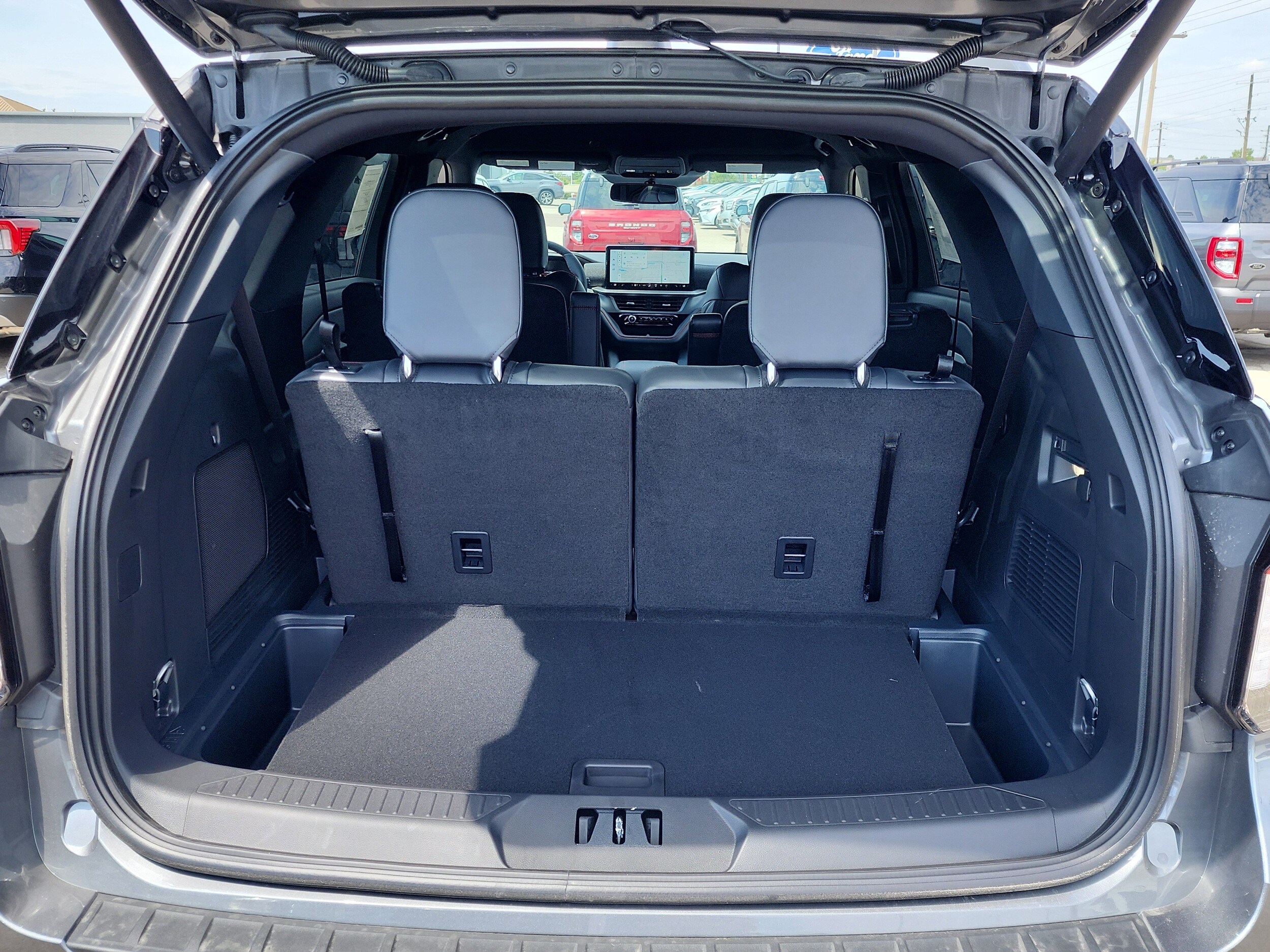 2025 Ford Explorer ST-Line photo 3