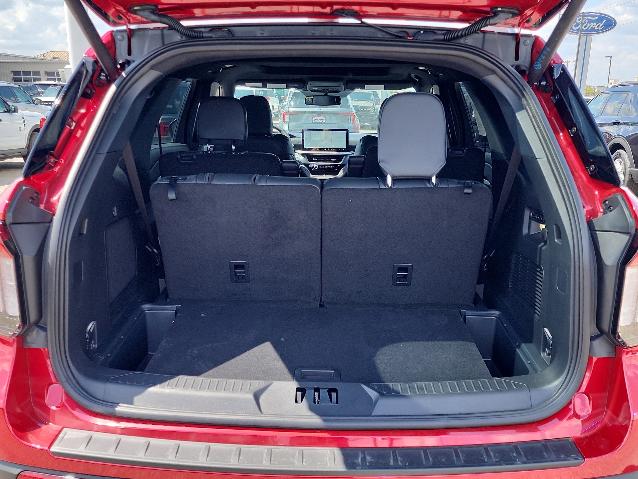2025 Ford Explorer ST photo 4