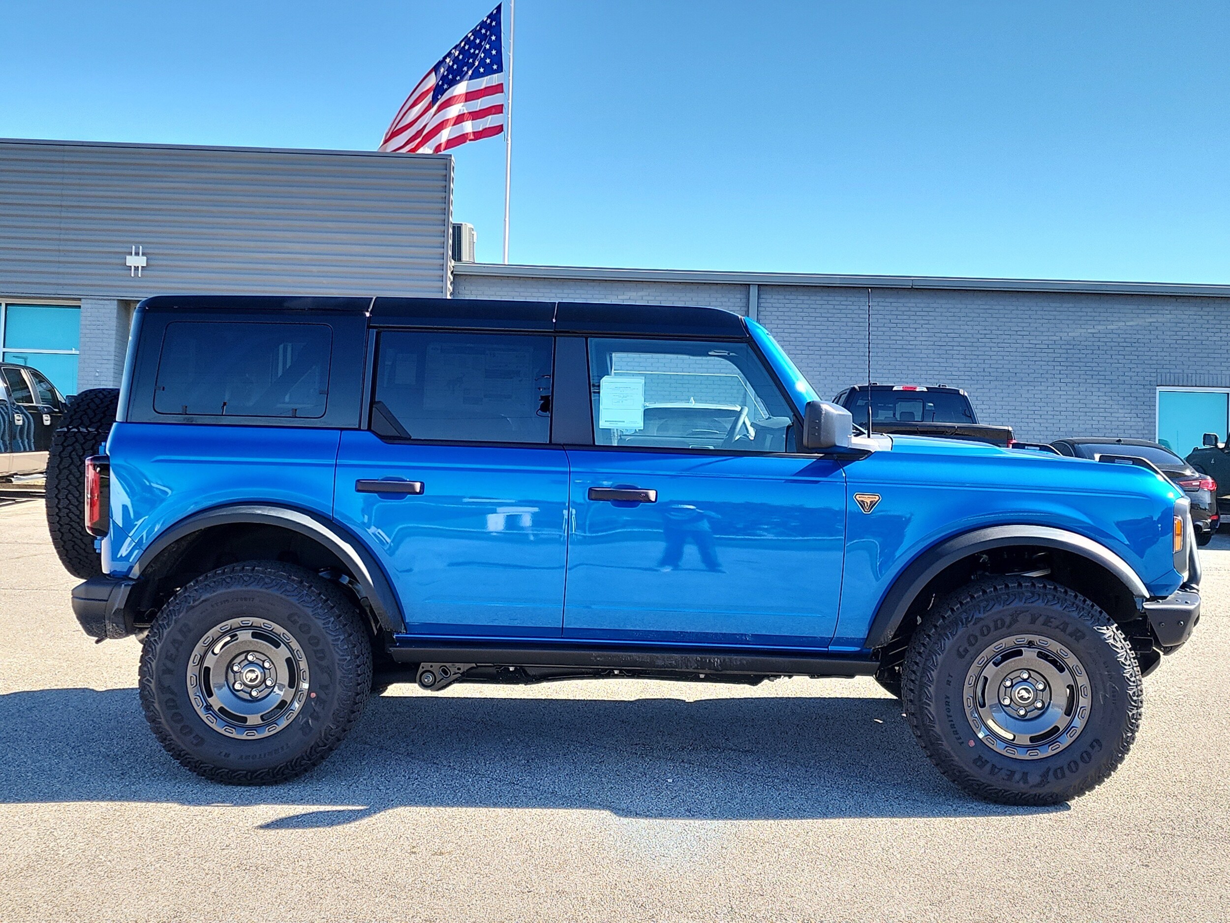 2025 Ford Bronco Badlands photo 2