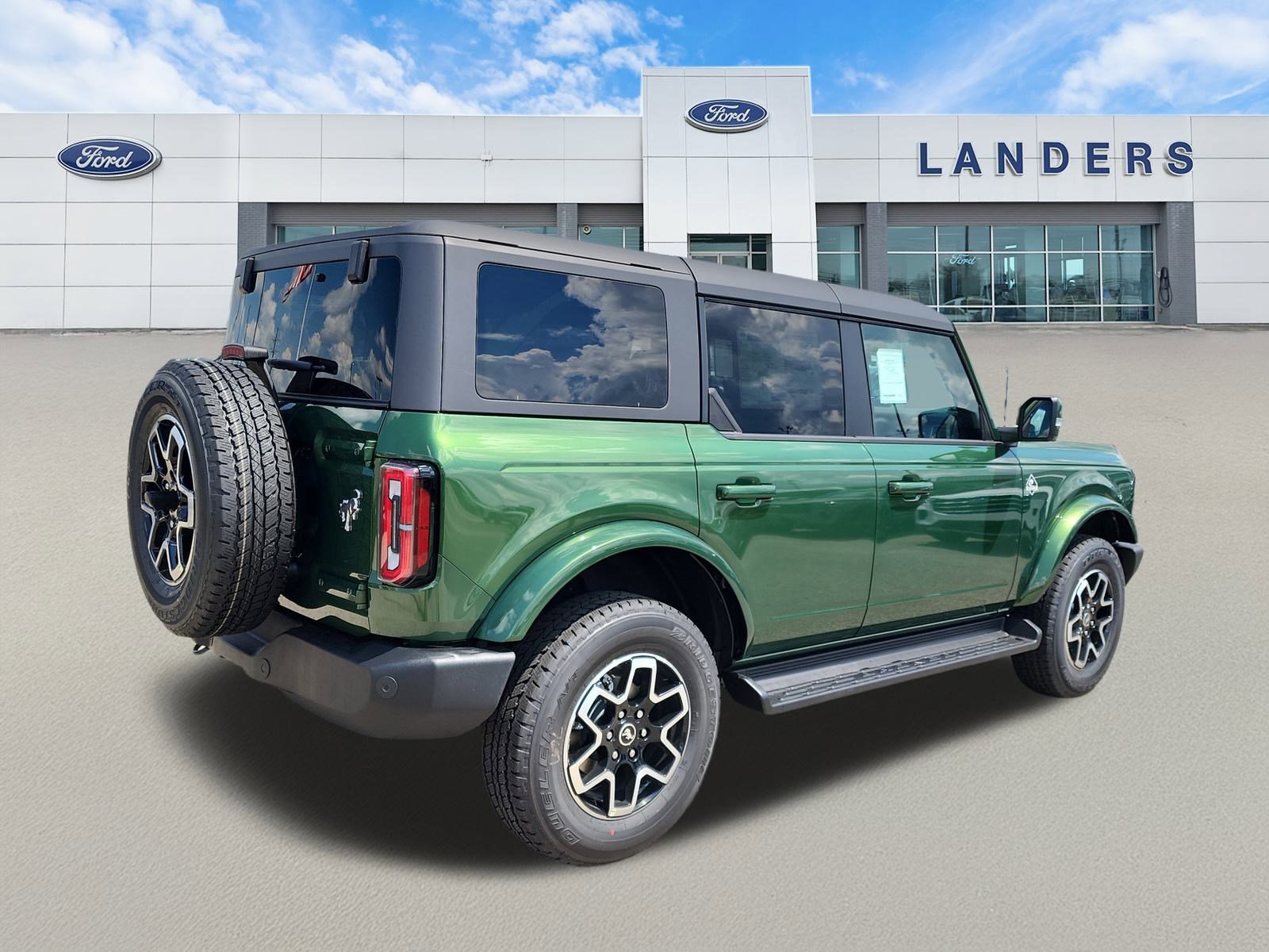 2025 Ford Bronco Outer Banks photo 3