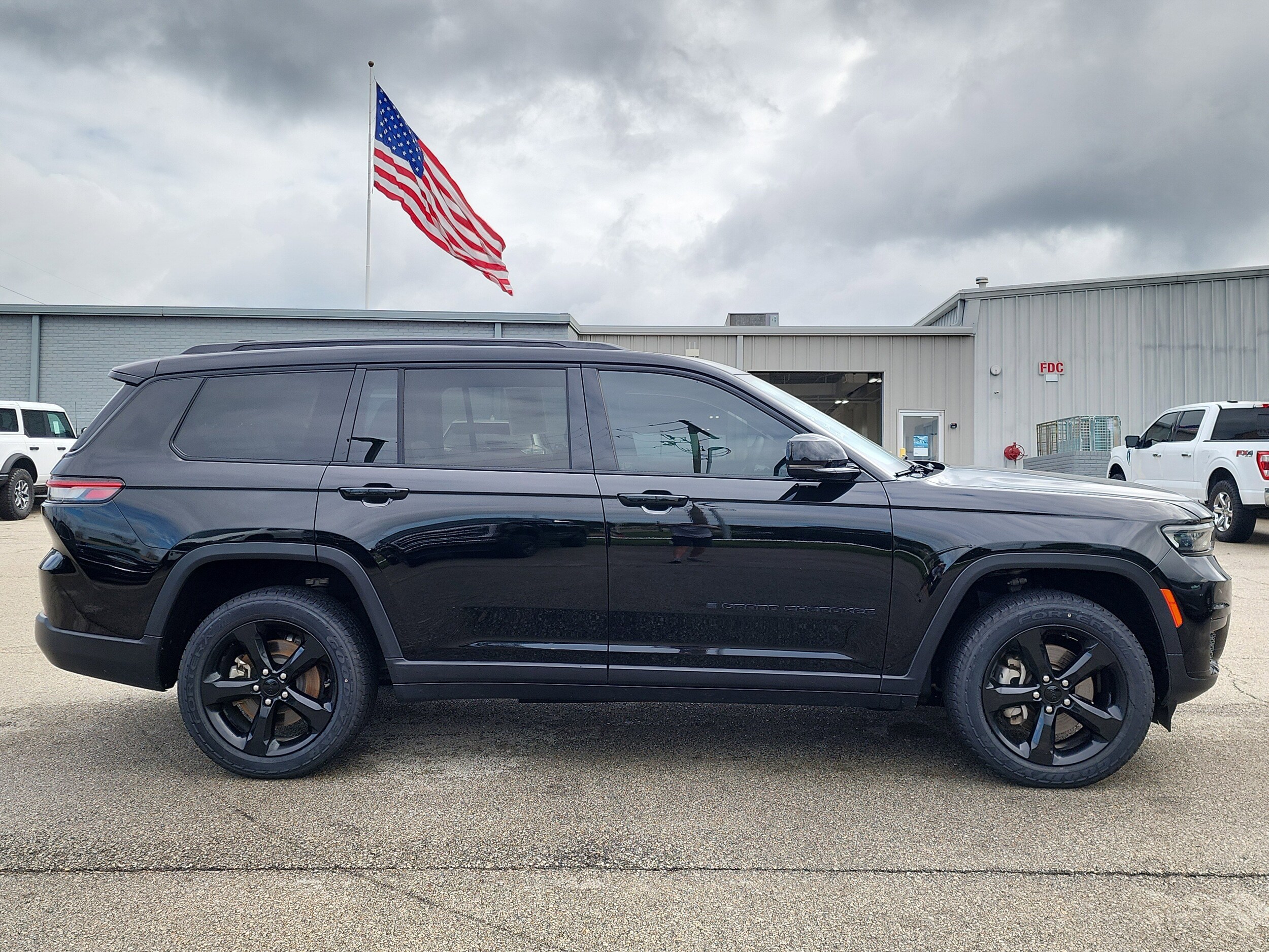 2023 Jeep Grand Cherokee Altitude photo 2