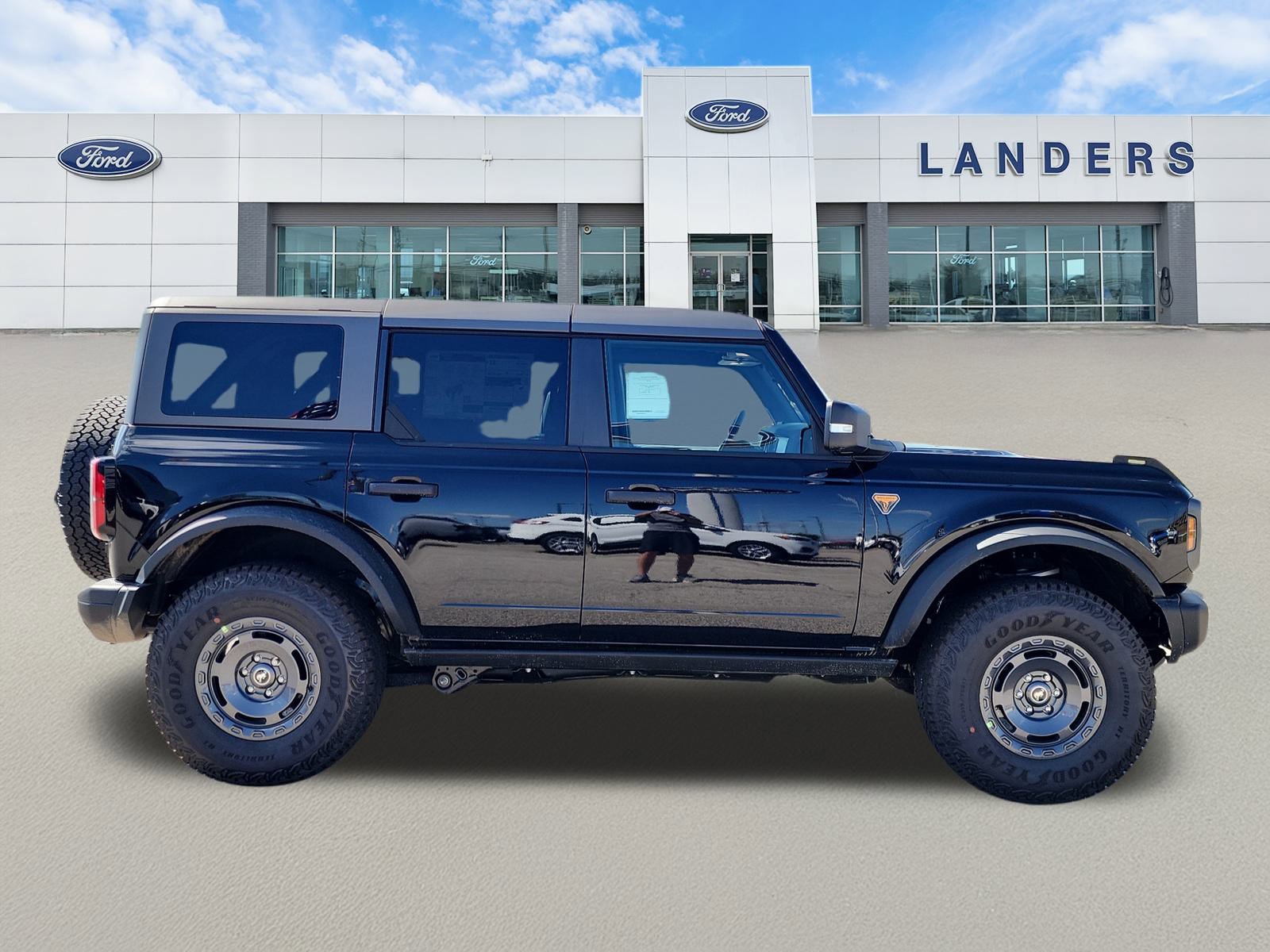 2025 Ford Bronco Badlands photo 2