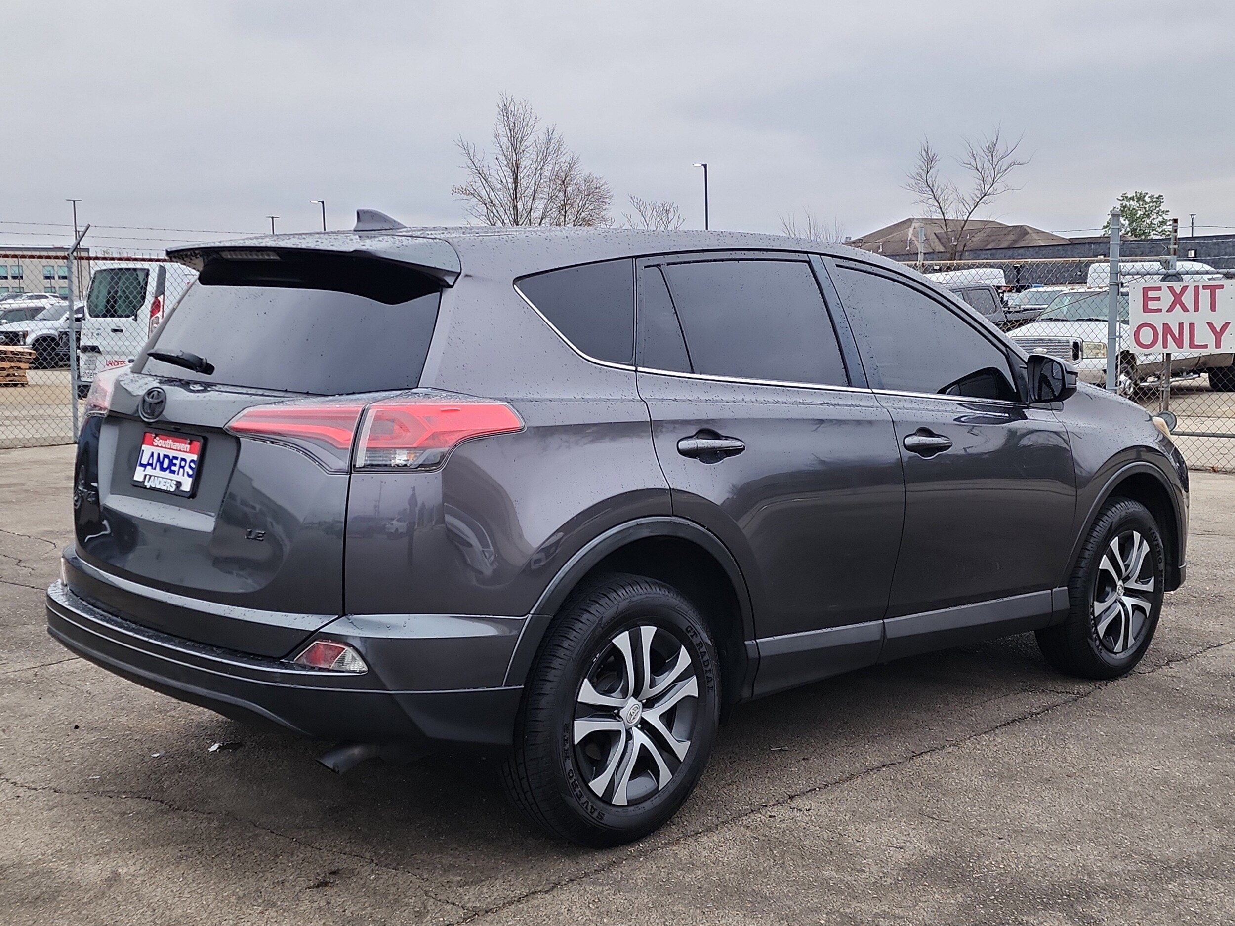 2018 Toyota RAV4 LE photo 3