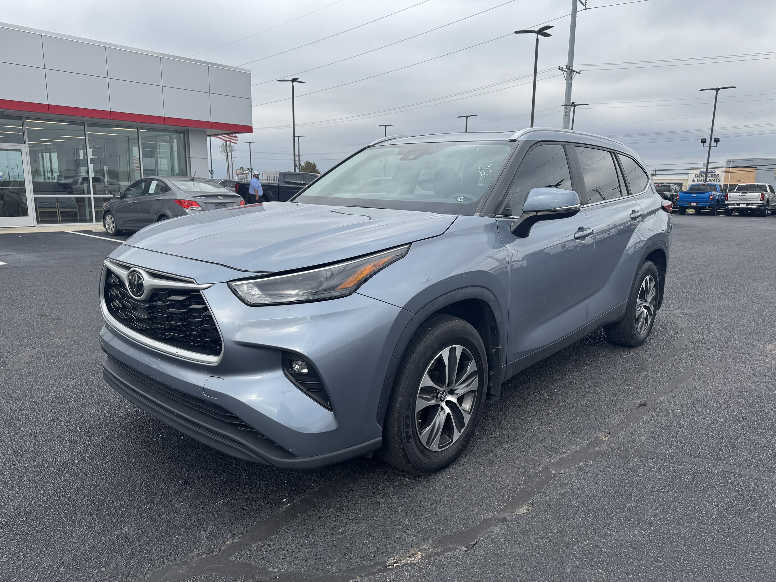 2023 Toyota Highlander XLE photo 3