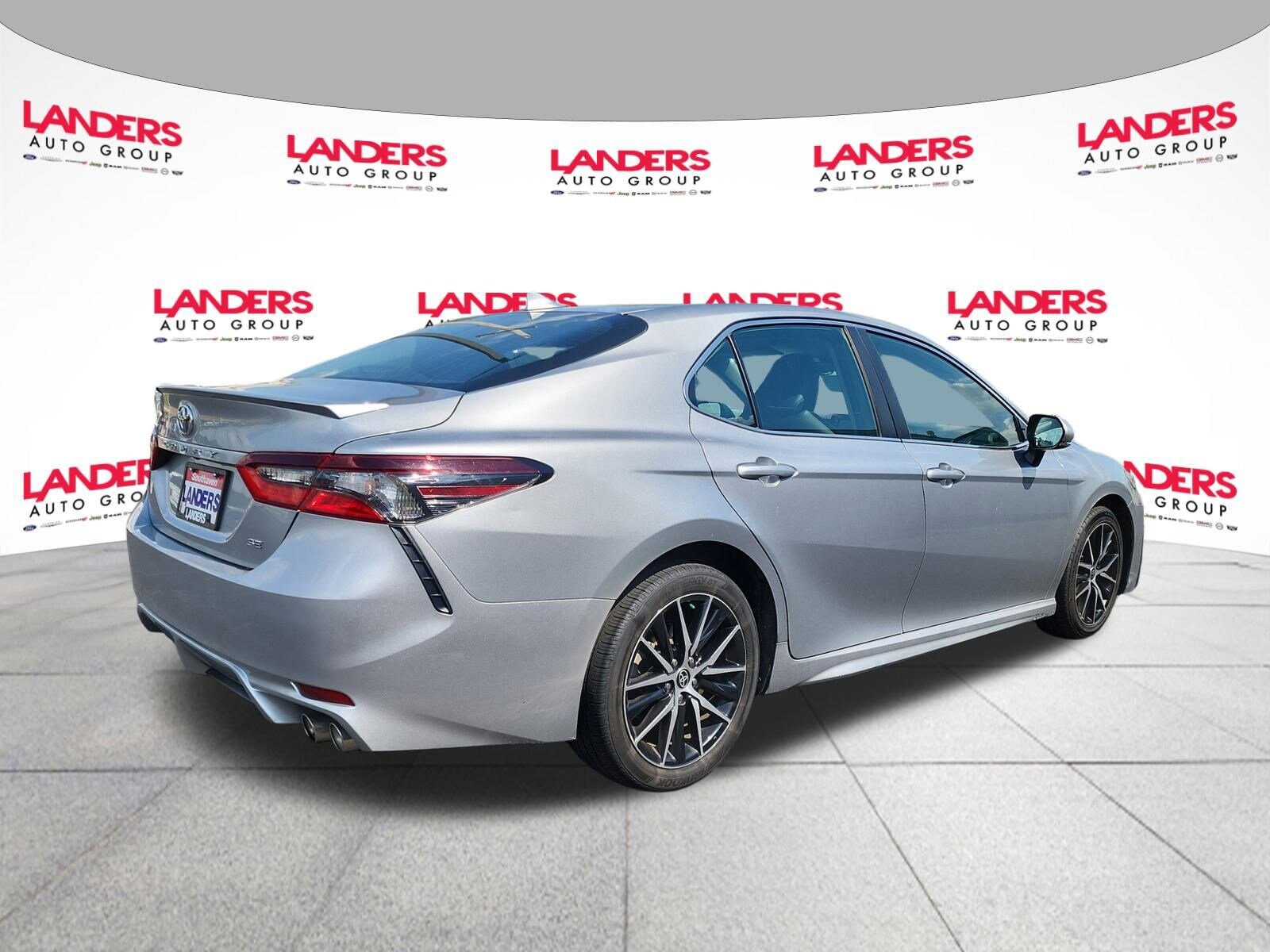 2023 Toyota Camry SE photo 3