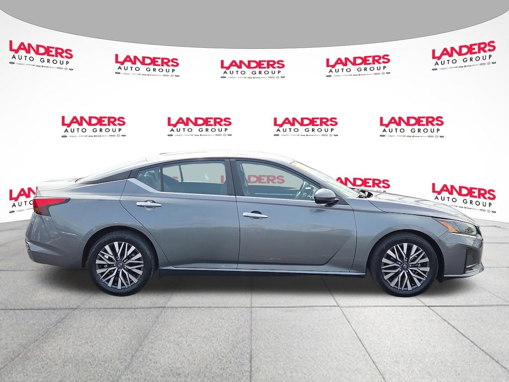Used 2023 Nissan Altima 2.5 SV Sedan