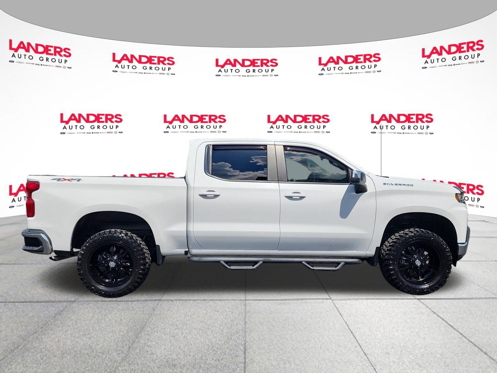 2020 Chevrolet Silverado 1500 LT photo 2