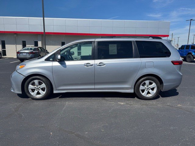 2018 Toyota Sienna LE photo 4