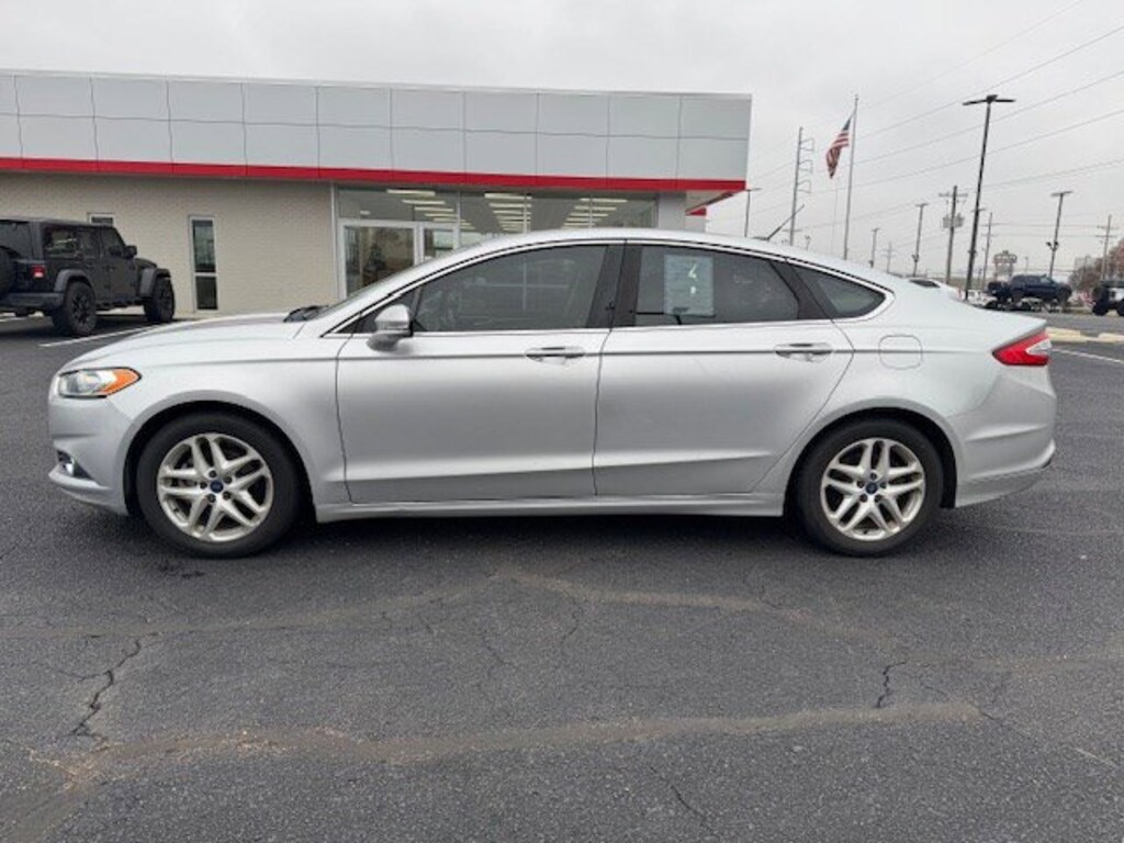 Used 2016 Ford Fusion SE Sedan