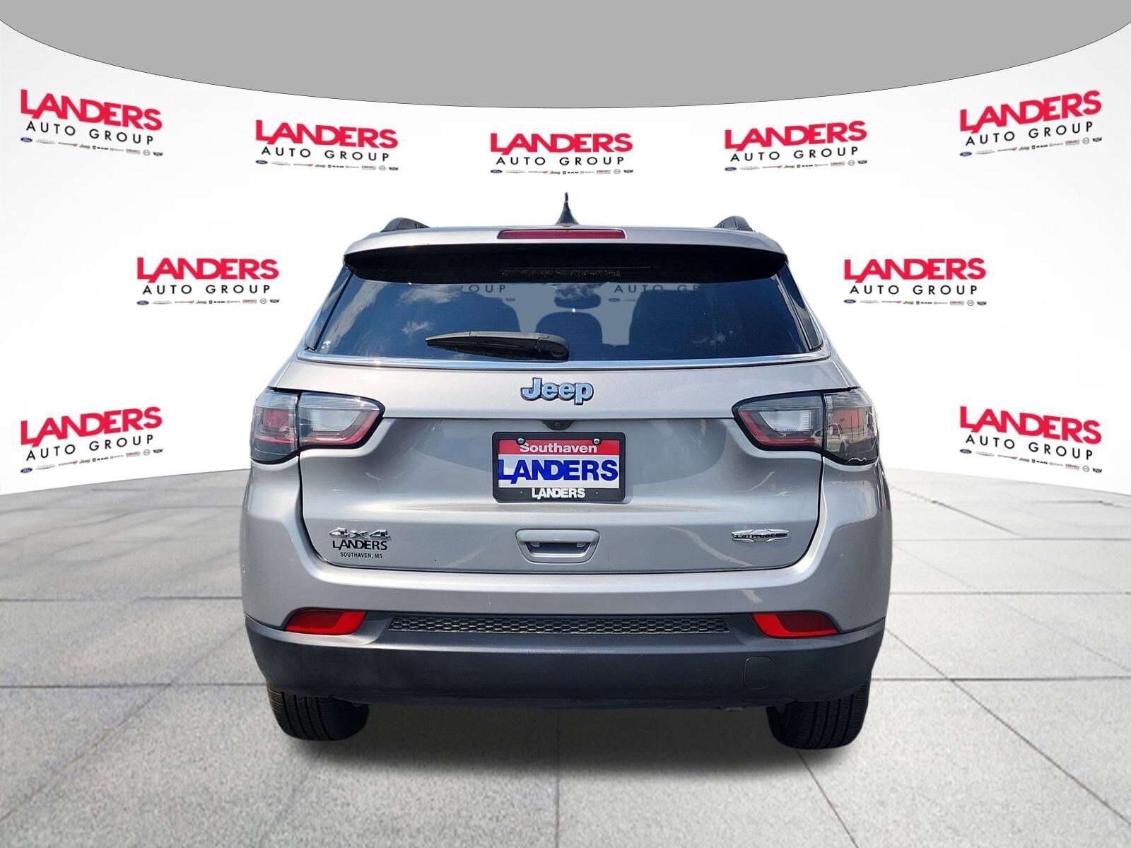 2022 Jeep Compass Latitude Lux photo 3