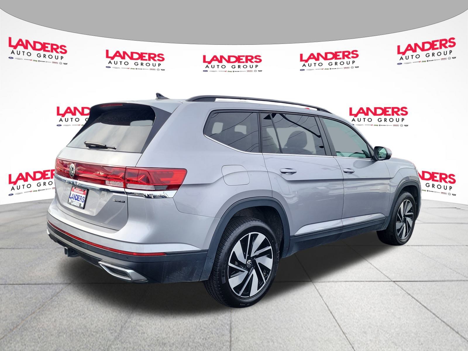 2024 Volkswagen Atlas SE Technology photo 2
