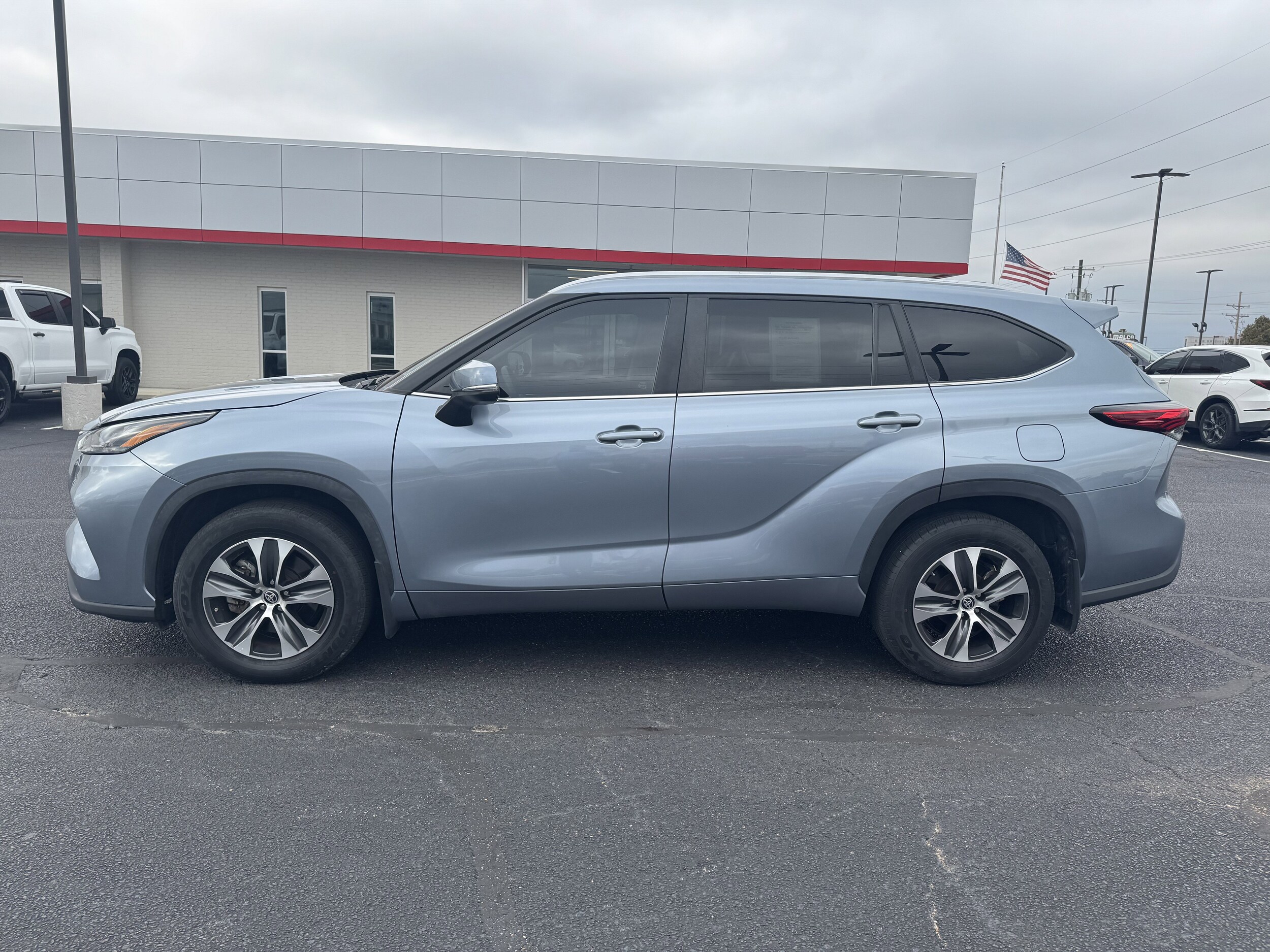 2023 Toyota Highlander XLE photo 4