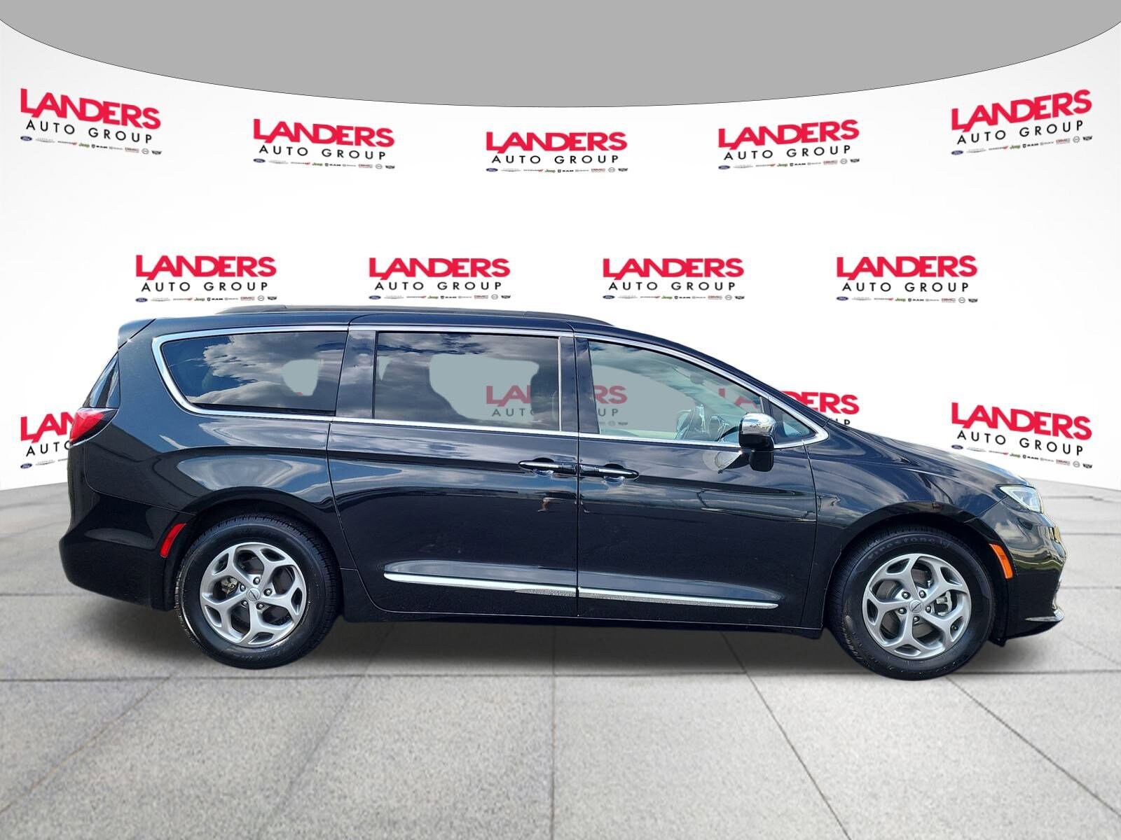 2023 Chrysler Pacifica Limited photo 2