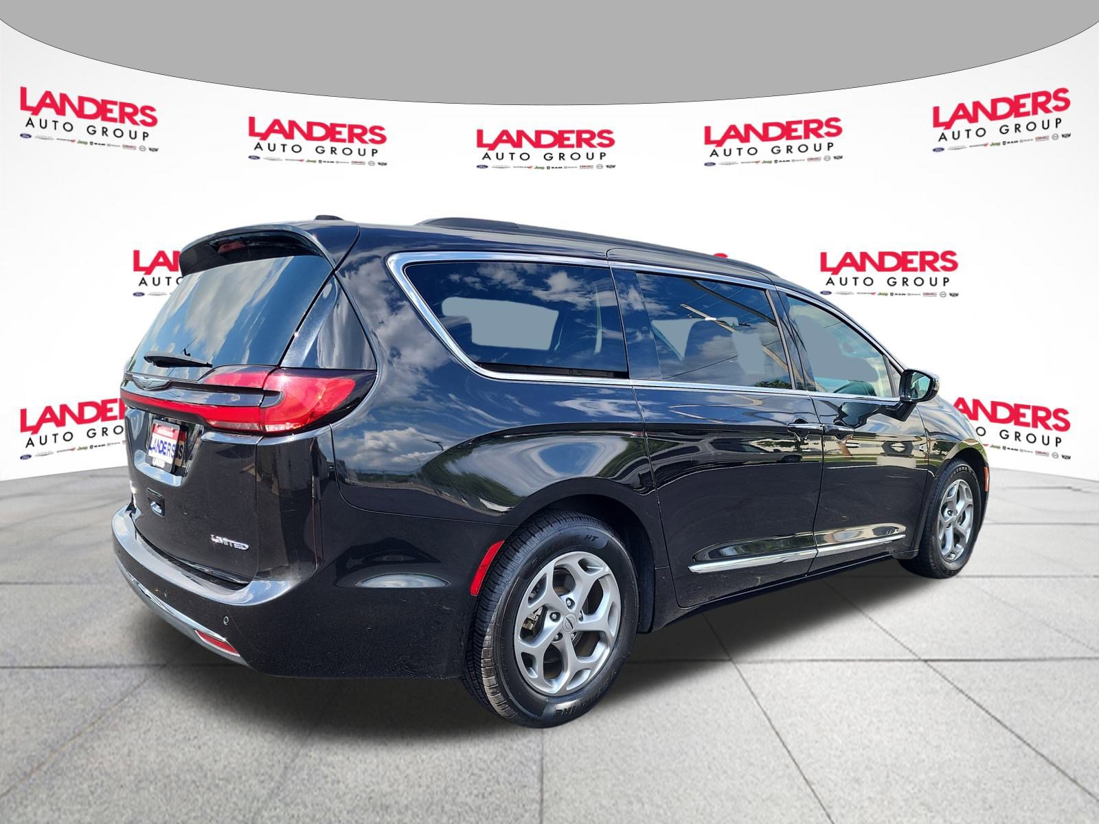 2023 Chrysler Pacifica Limited photo 3