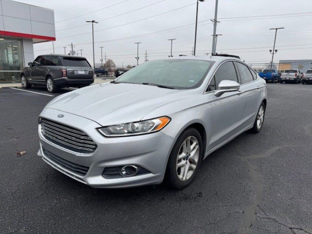 Used 2016 Ford Fusion SE Sedan