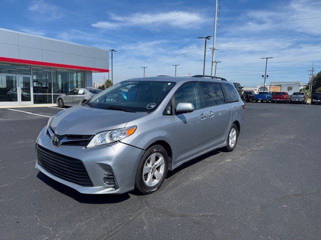 2018 Toyota Sienna LE photo 3