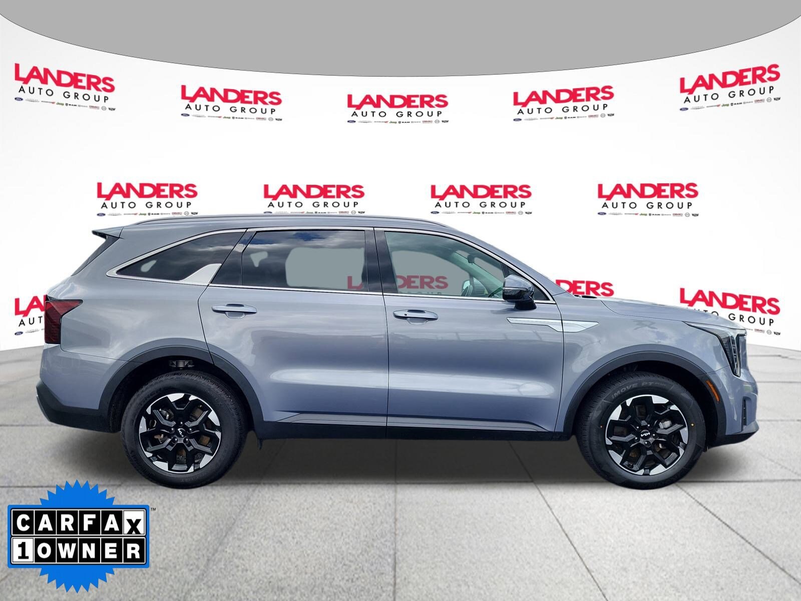 2024 Kia Sorento S photo 2