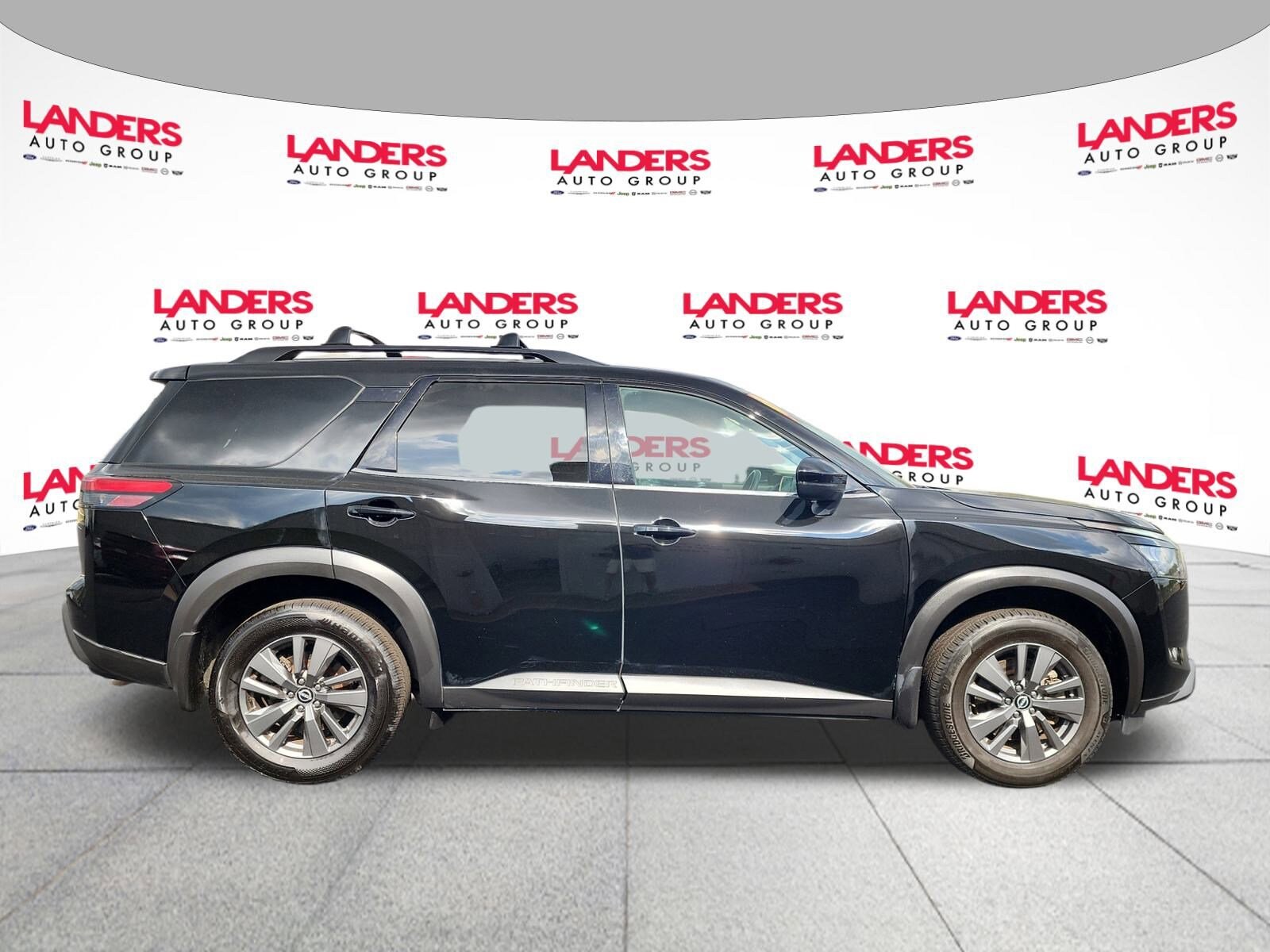 2023 Nissan Pathfinder SV photo 2