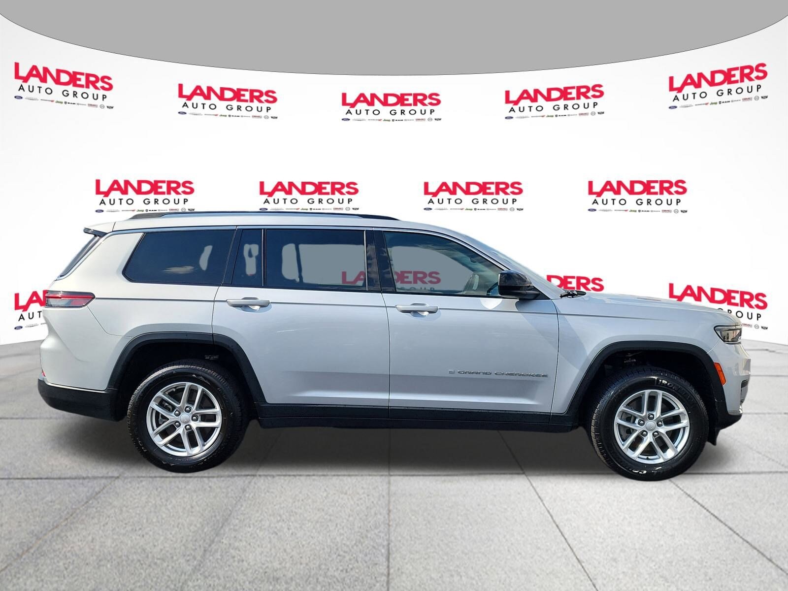 2023 Jeep Grand Cherokee Laredo photo 2