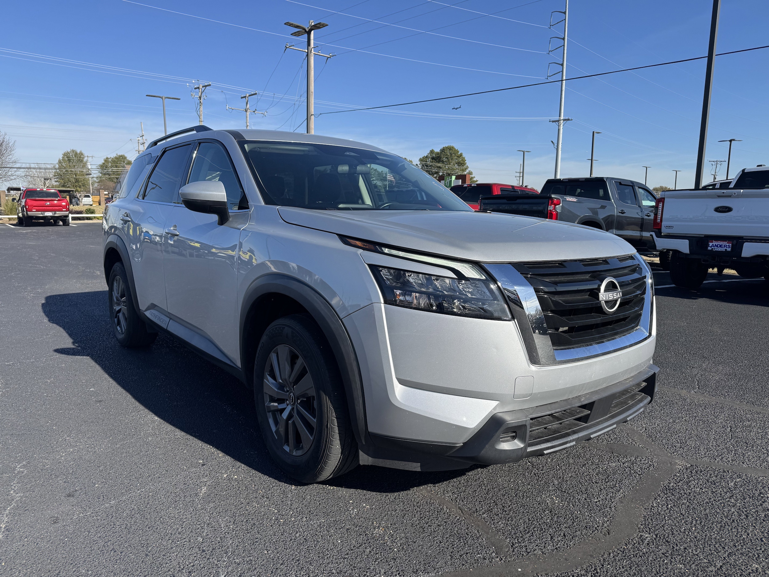 2023 Nissan Pathfinder SV's photo