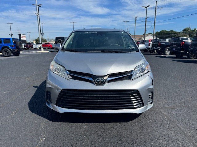 2018 Toyota Sienna LE photo 2