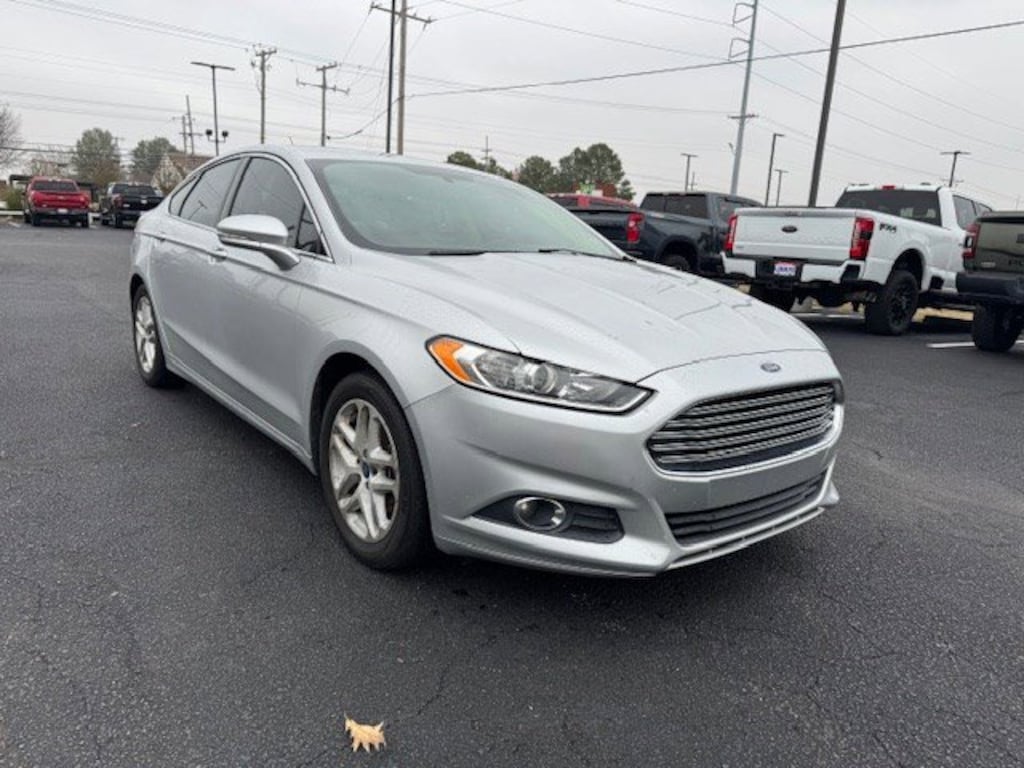 Used 2016 Ford Fusion SE Sedan