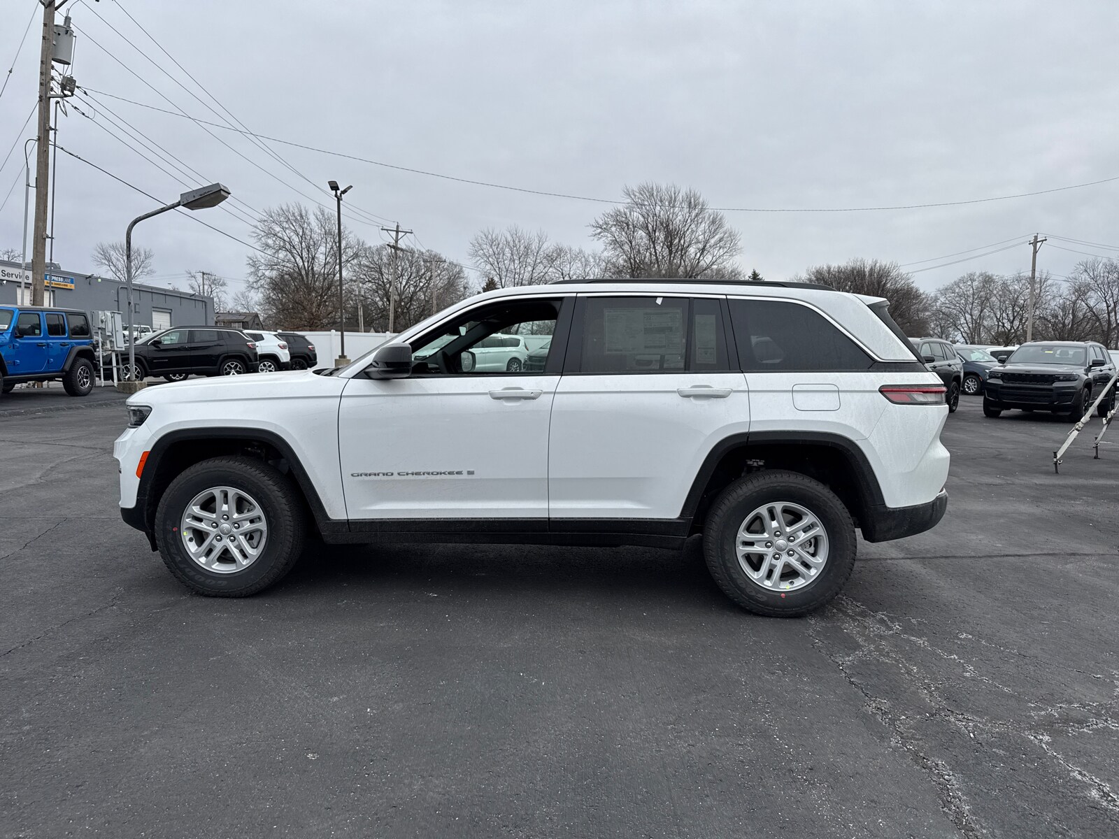 2025 Jeep Grand Cherokee Laredo photo 3