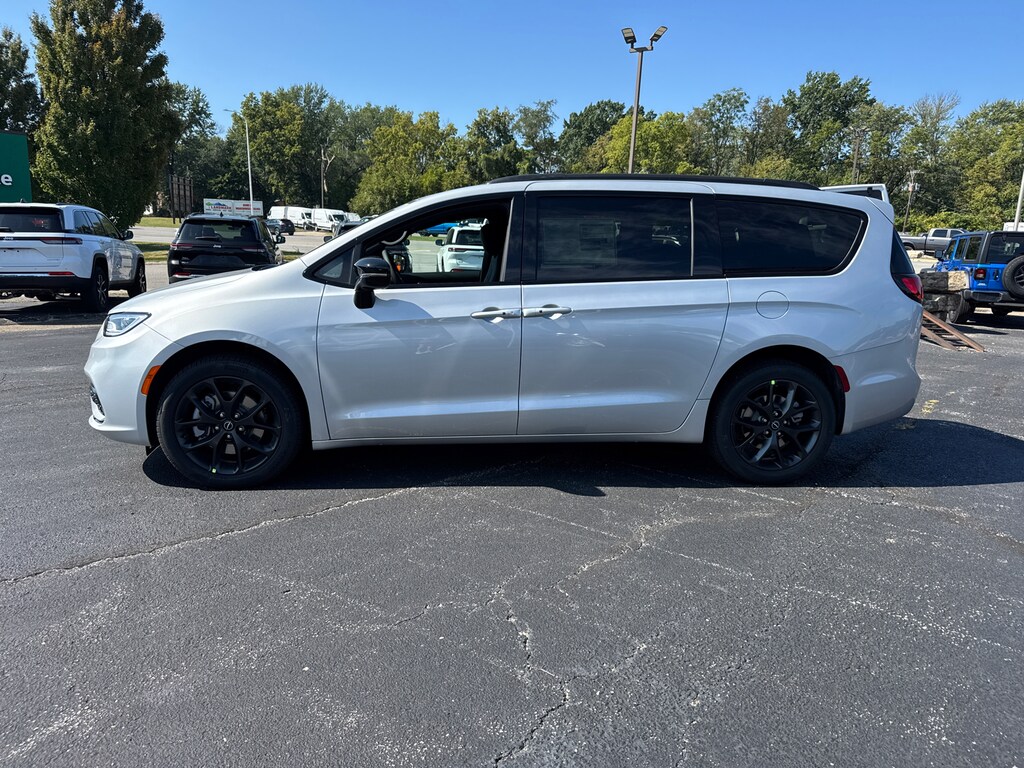 New 2026 Chrysler Pacifica SELECT AWD Passenger Van