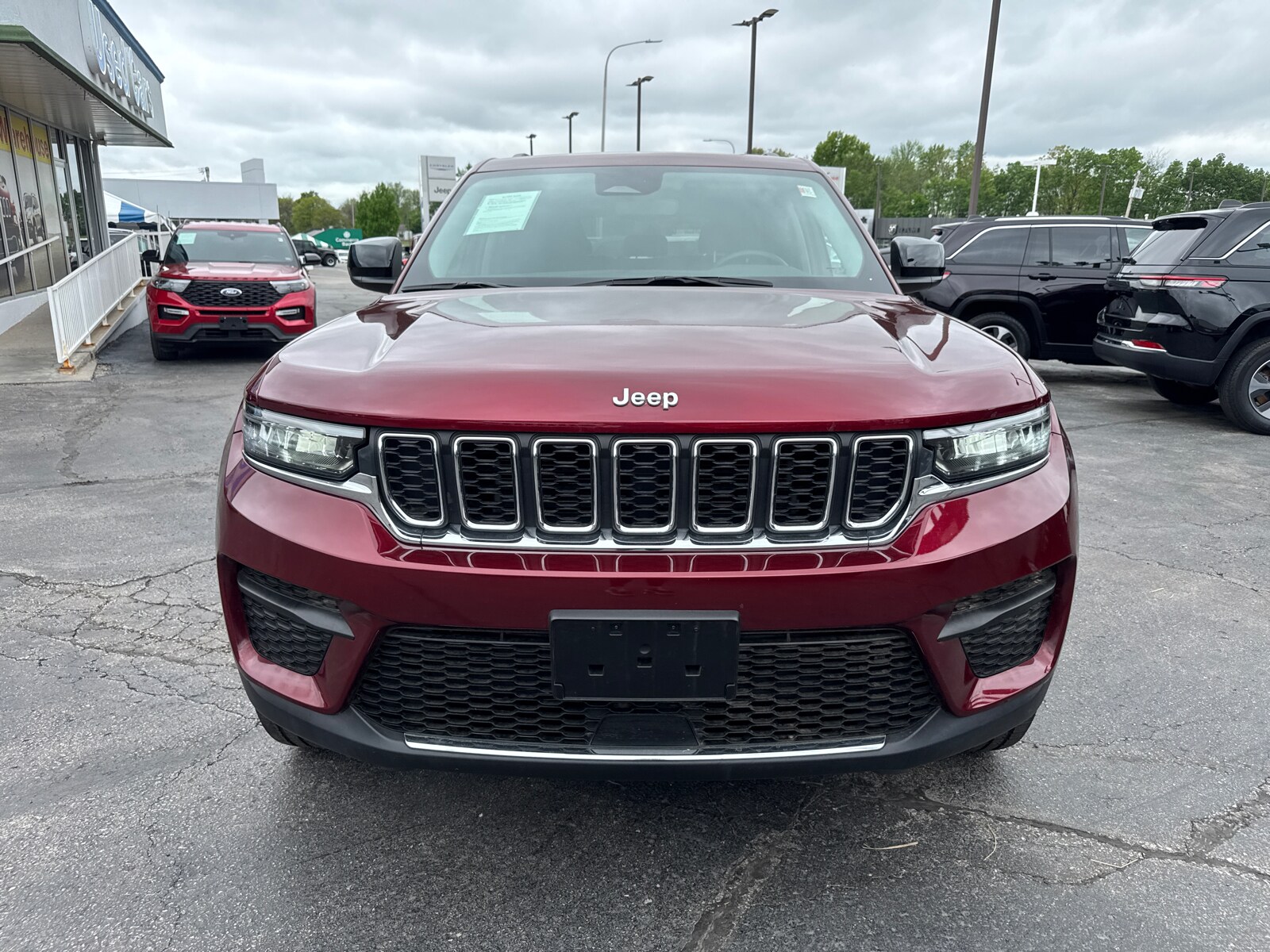2023 Jeep Grand Cherokee Laredo photo 2