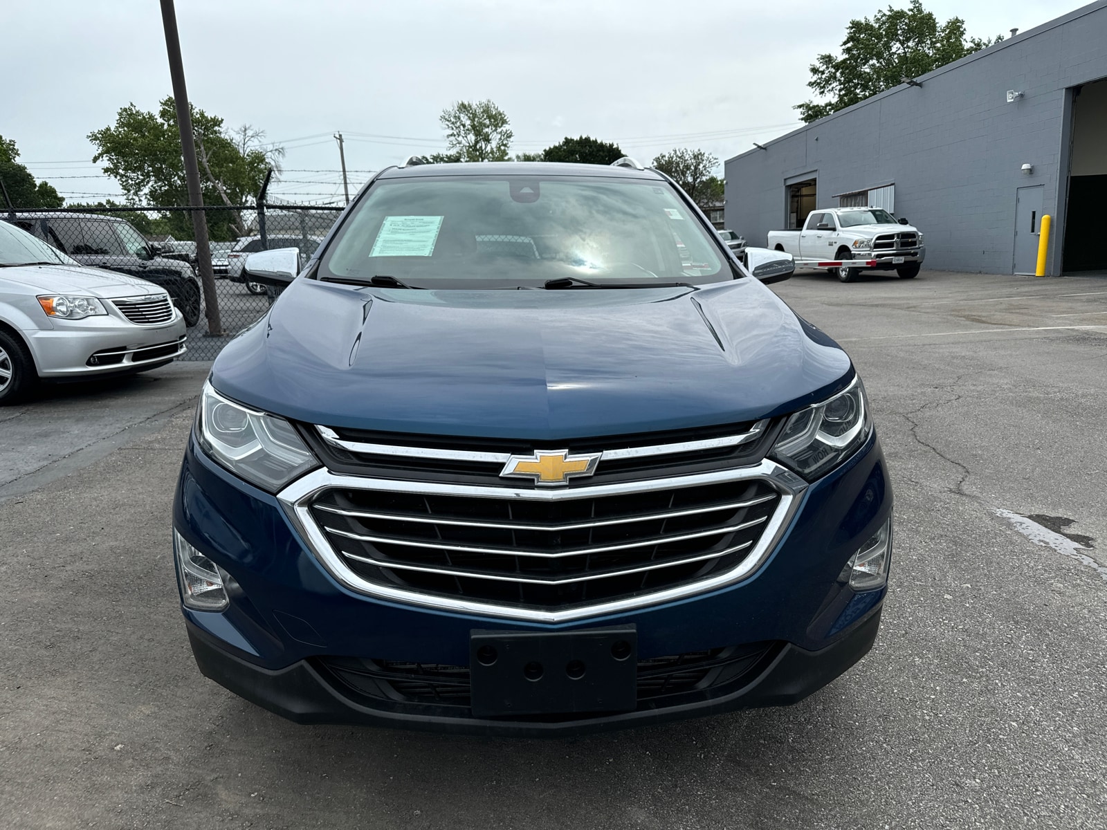 Used 2020 Chevrolet Equinox Premier with VIN 2GNAXNEV5L6228810 for sale in Independence, MO