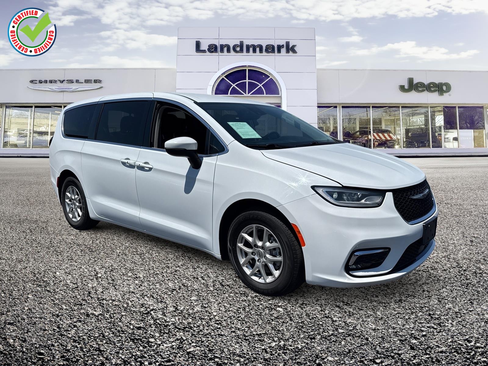 2023 Chrysler Pacifica Touring L's photo