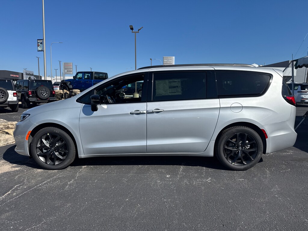 New 2026 Chrysler Pacifica SELECT Passenger Van