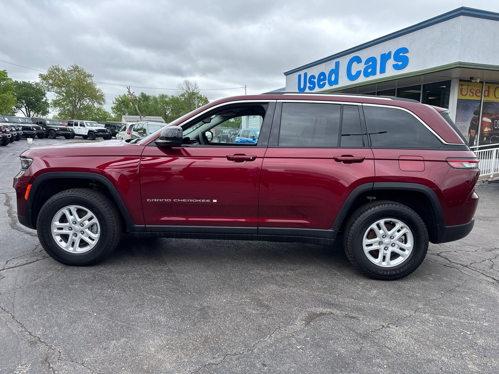 2023 Jeep Grand Cherokee Laredo photo 3