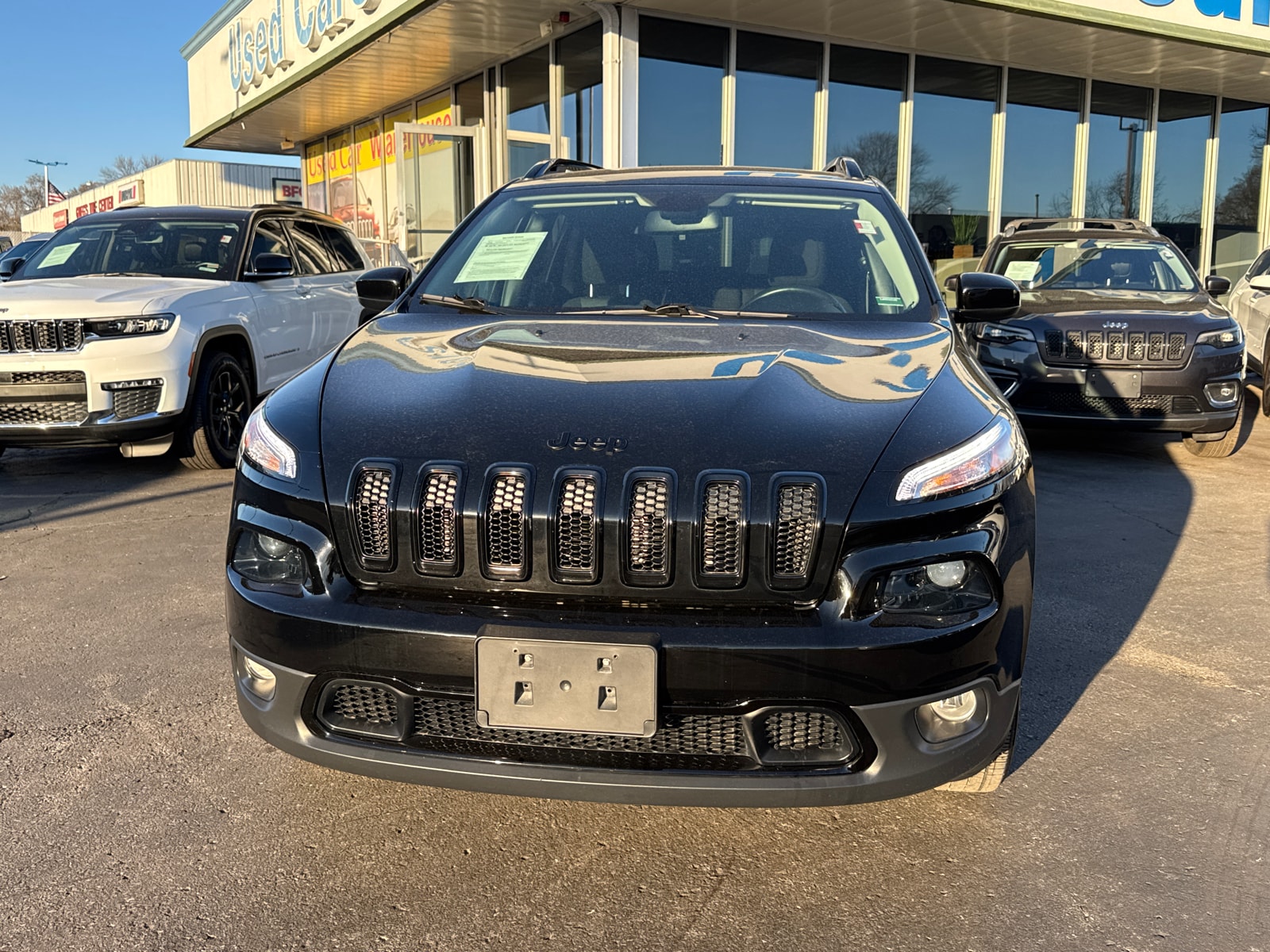 Used 2018 Jeep Cherokee Latitude with VIN 1C4PJMCB5JD570778 for sale in Kansas City