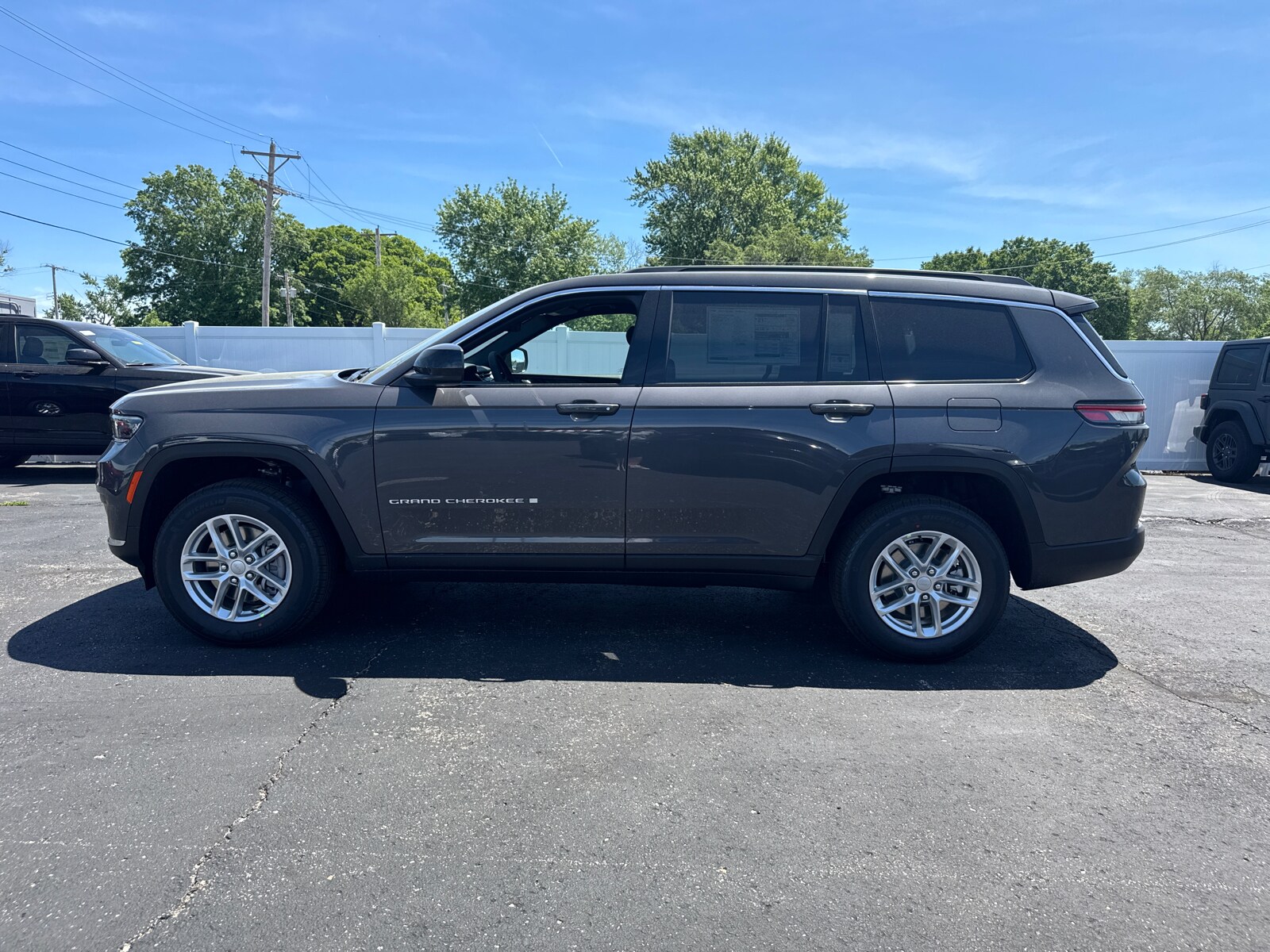 2025 Jeep Grand Cherokee Laredo photo 3
