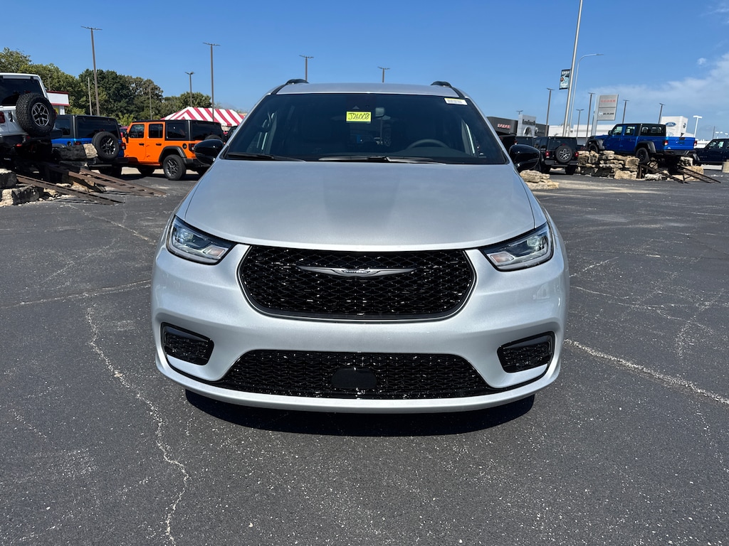 New 2026 Chrysler Pacifica SELECT AWD Passenger Van