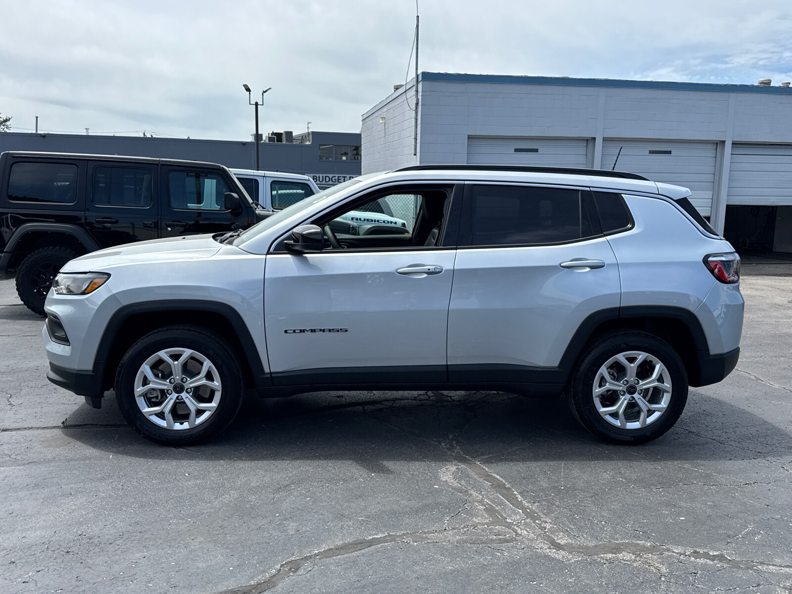2025 Jeep Compass Latitude Sport photo 3