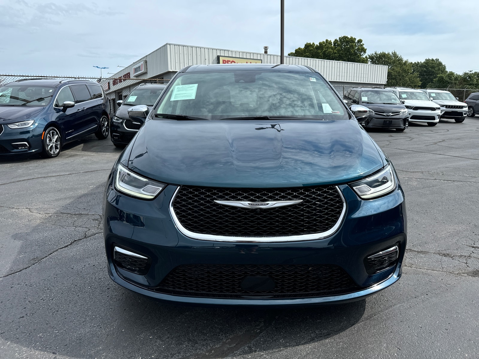 Used 2022 Chrysler Pacifica Hybrid Limited with VIN 2C4RC1S72NR187768 for sale in Kansas City