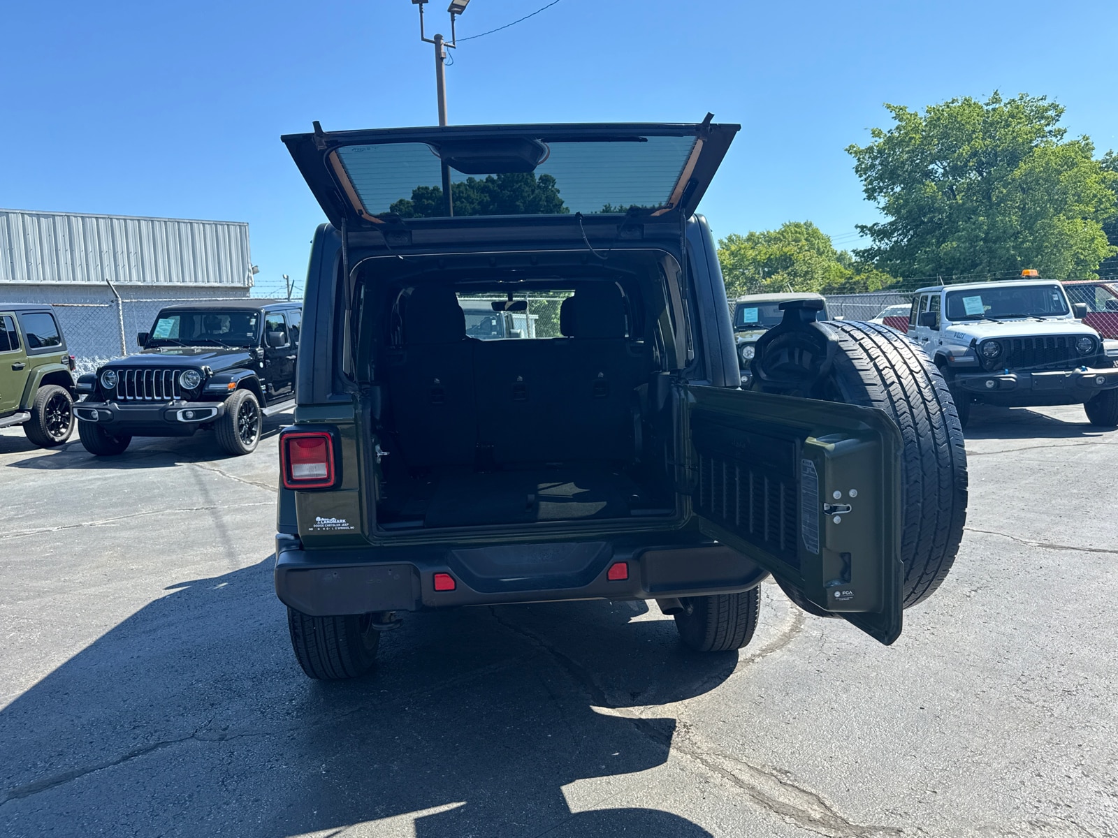 2023 Jeep Wrangler 4-Door Sahara - Photo 18