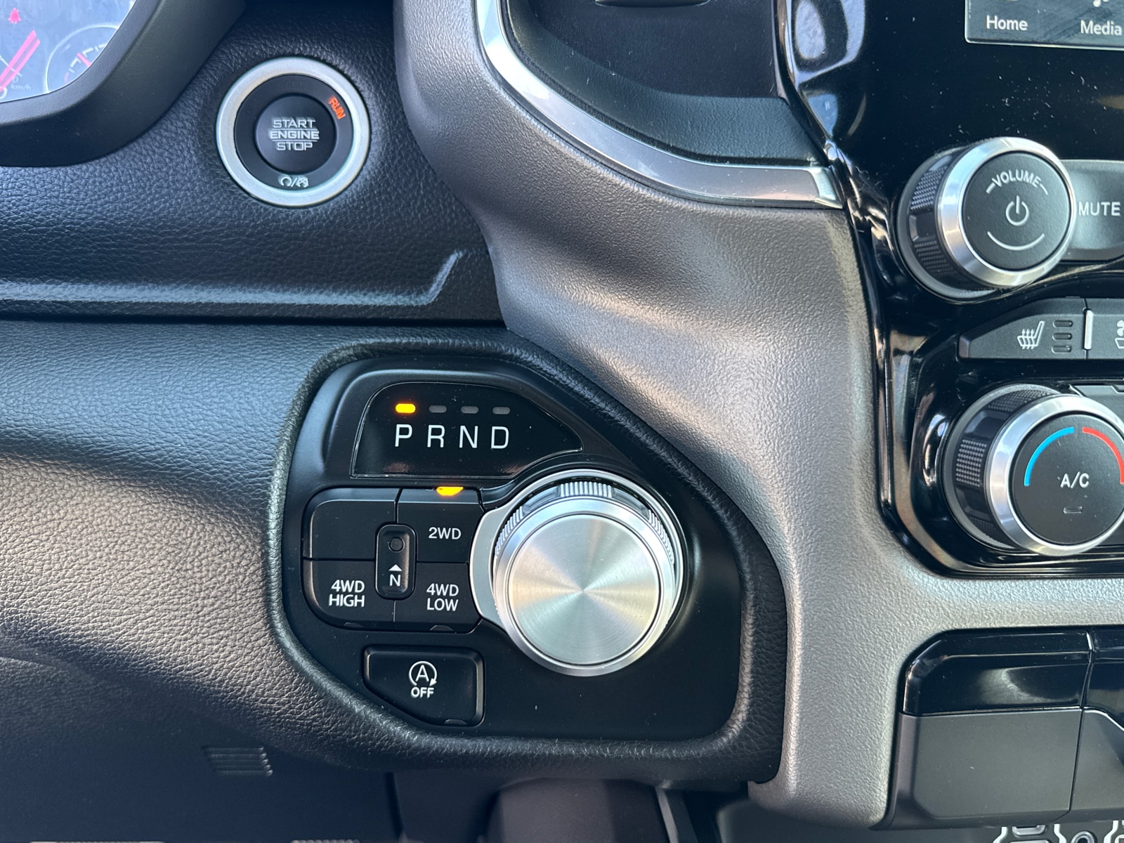 2024 RAM Ram 1500 Pickup Laramie - Photo 16