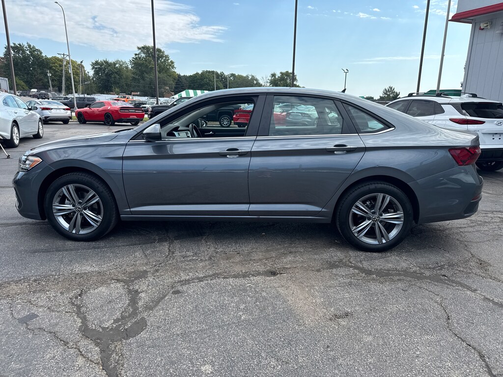 Used 2024 Volkswagen Jetta SE Sedan