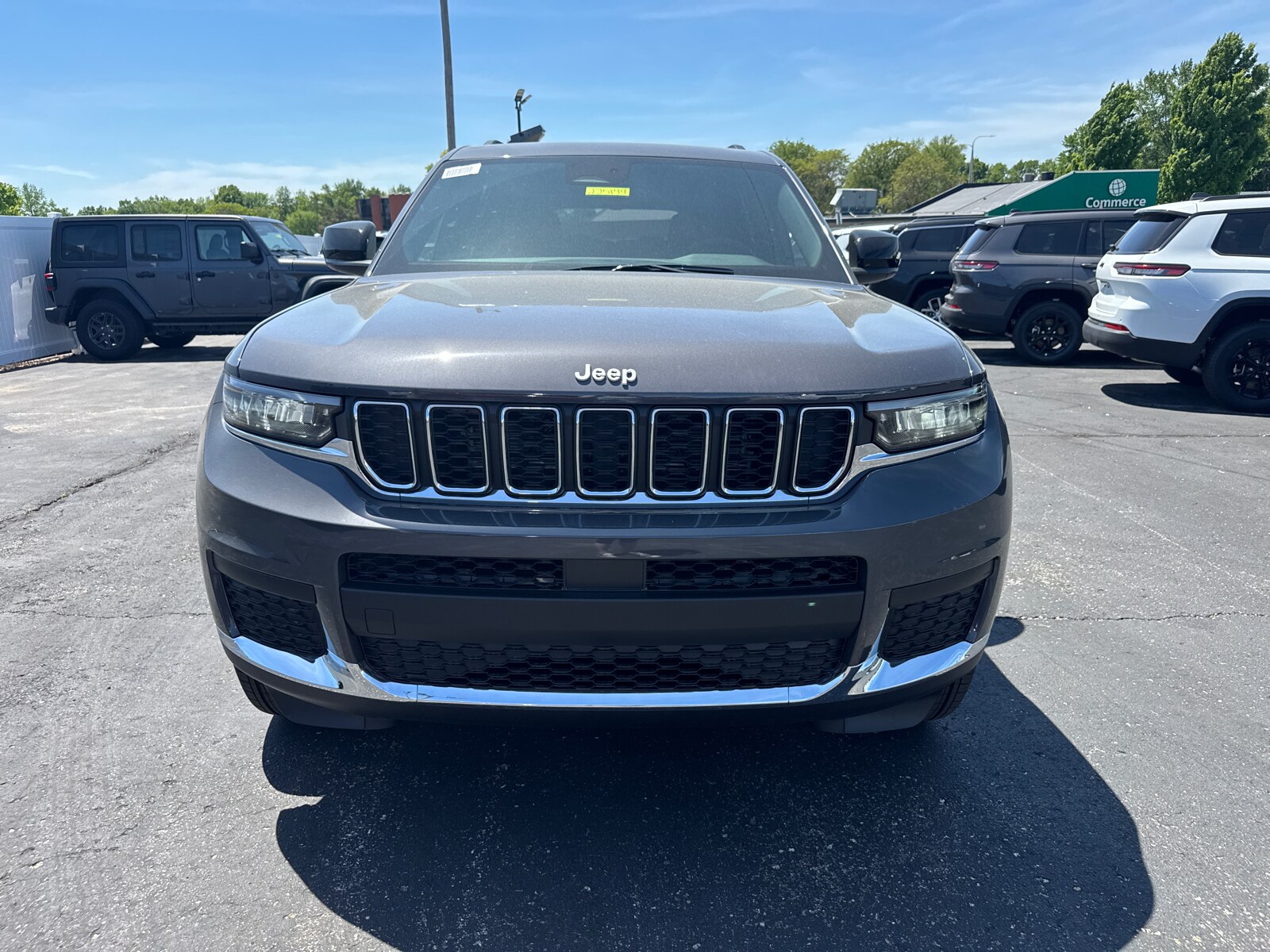 2025 Jeep Grand Cherokee Laredo photo 2