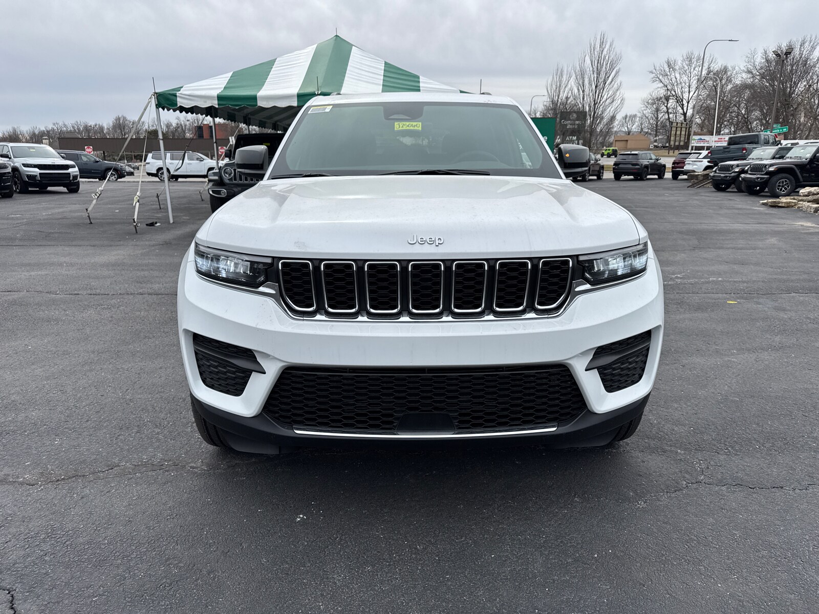 2025 Jeep Grand Cherokee Laredo photo 2